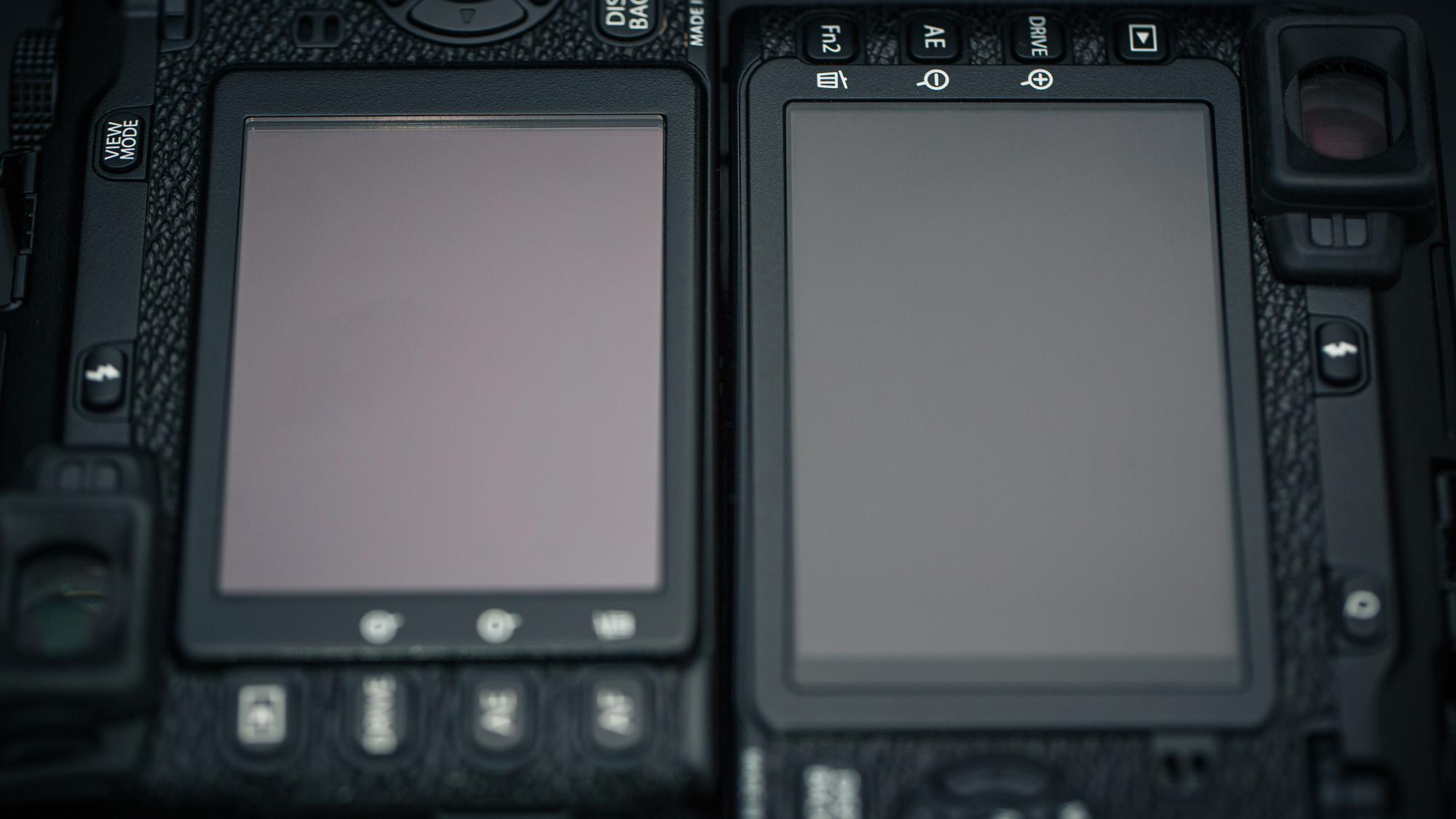 X-E2 (til høyre) har større skjerm enn X-E1. (Foto: Johannes Granseth)