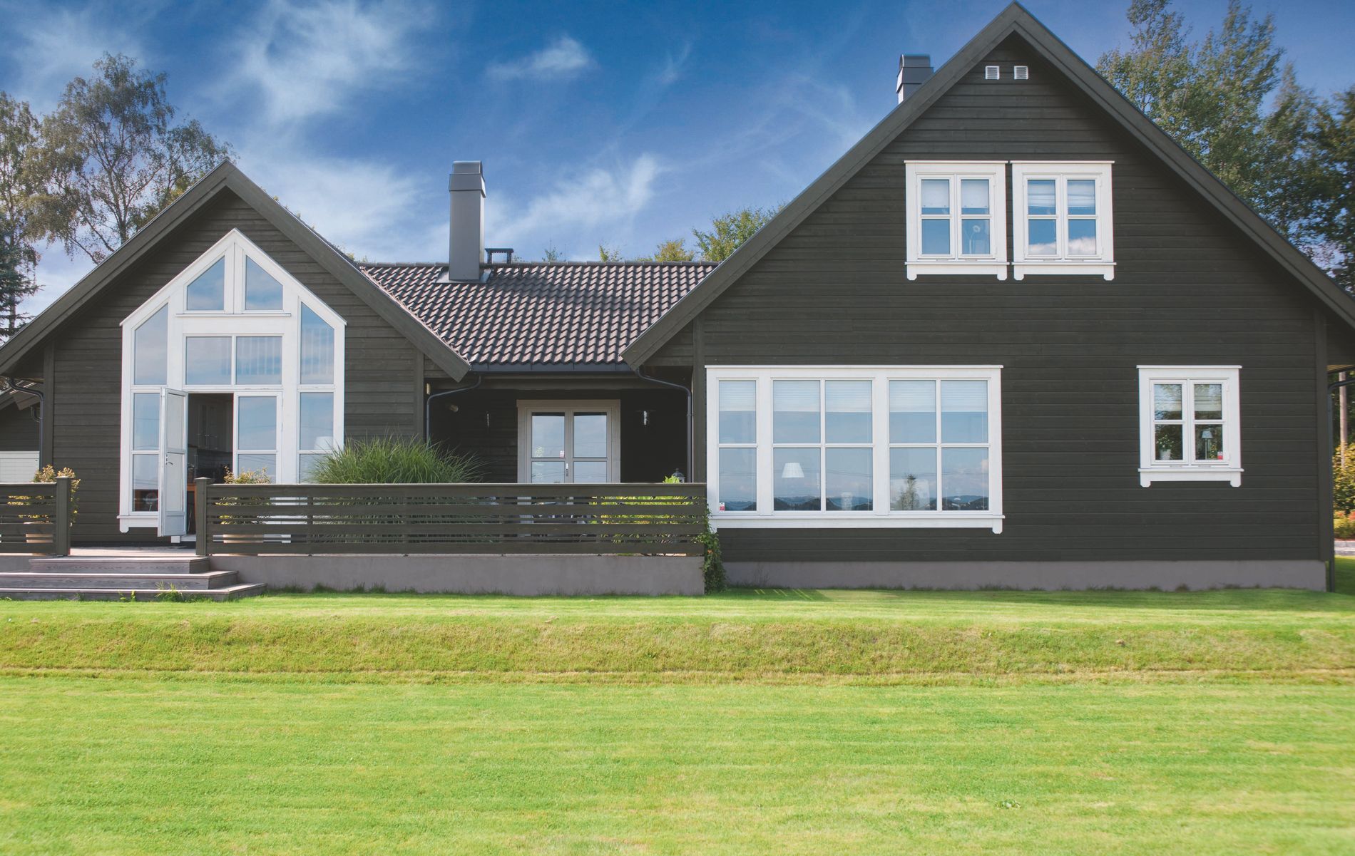 Skal du male boligen i år? Fargen «JOTUN 1434 Labrador» er Norges mest populære gråtone for eksteriør.