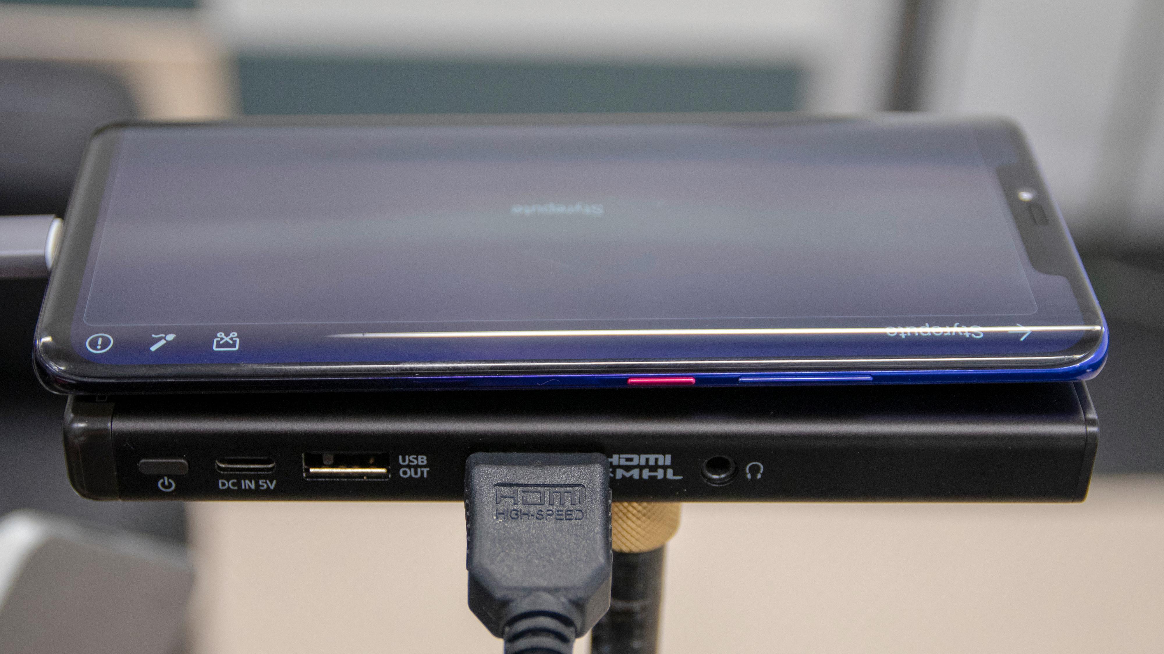 Du bruker først og fremst HDMI med denne projektoren. Her med Huawei Mate 20 Pro koblet til.