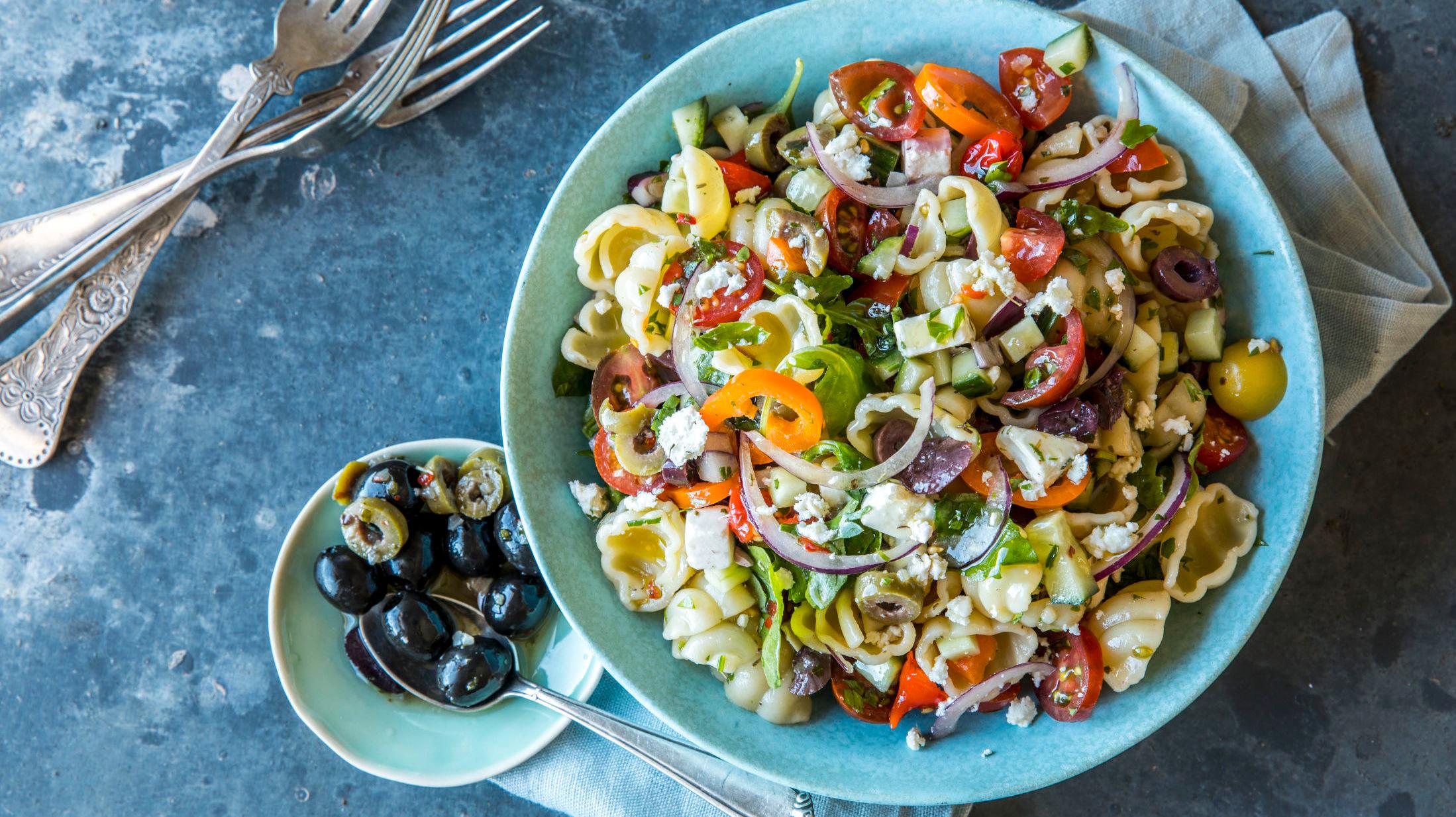 GRESK VRI: En raus pastasalat hører hjemme på 17.mai-bordet, hva med å forsøke deg på denne med en greske smaker signert Lise Finckenhagen. Foto: Sara Johannessen Meek/VG