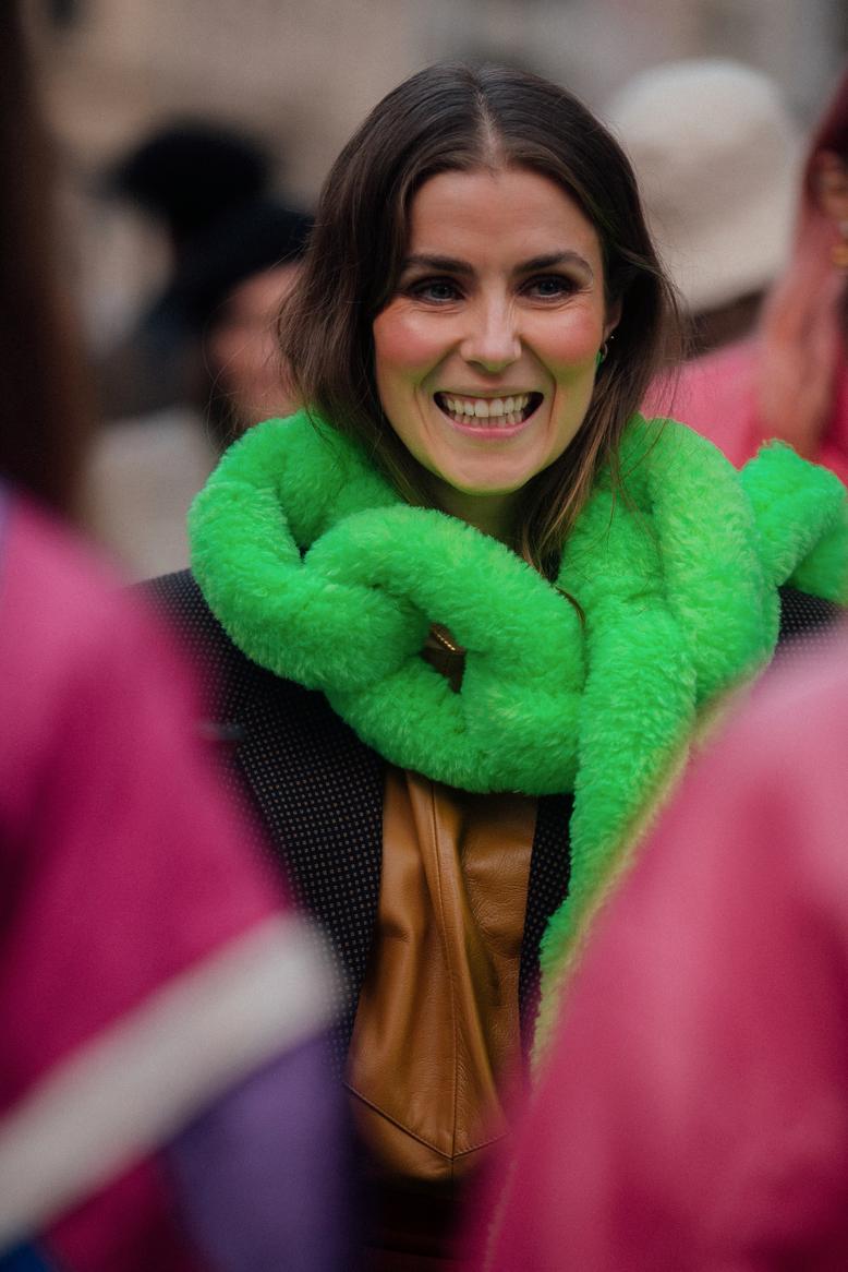 NEON: Influencer Nina Sandbech i knallgrønt skjerf fra H&M. 