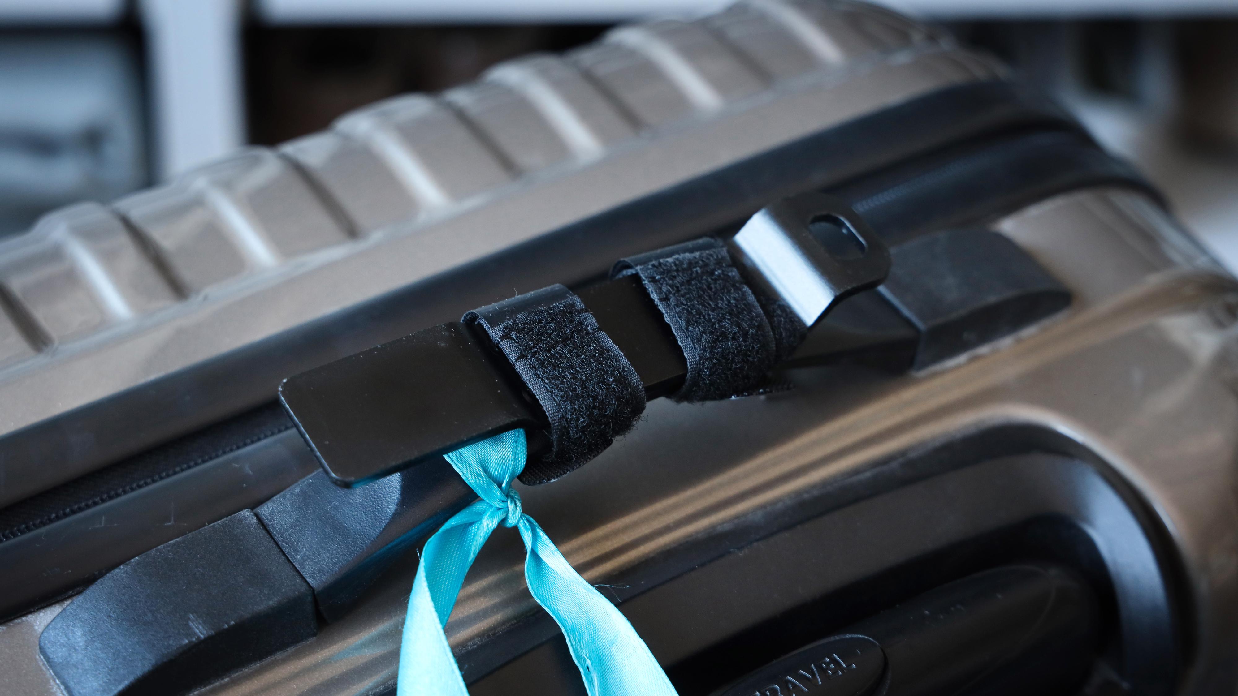 Skinna festes til håndtaket på kofferten din med borrelås, og så fester du BagID-brikken i bæreetuiet til skinna med en liten «lomme». 