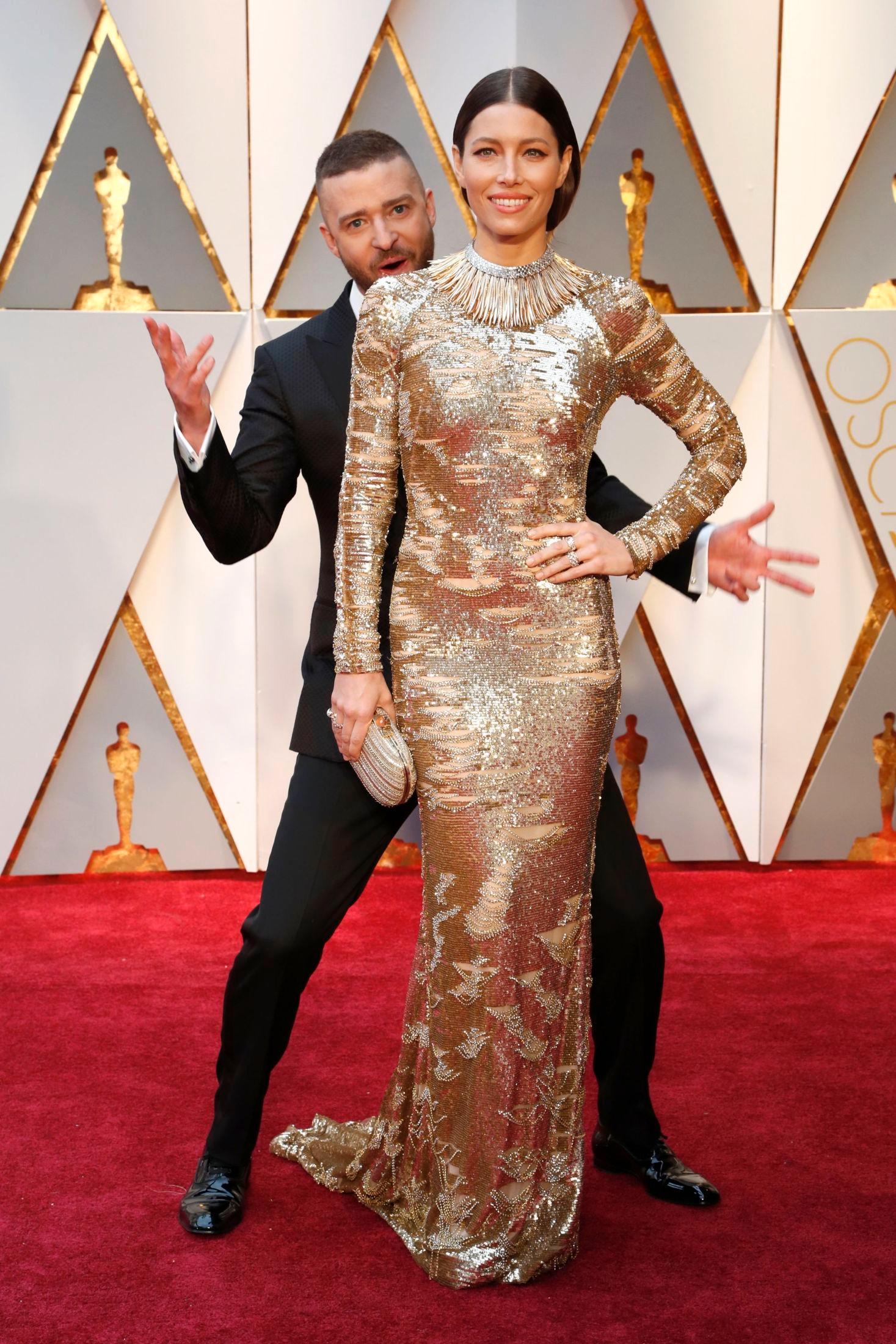 GYLLENT ØYEBLIKK: Justin Timberlake og Jessica Biel har sammen hatt flere stilige øyeblikk på den røde løperen. Dette under Oscar-utdelingen i 2017 er kanskje det beste. Foto: MIKE NELSO/EPA.