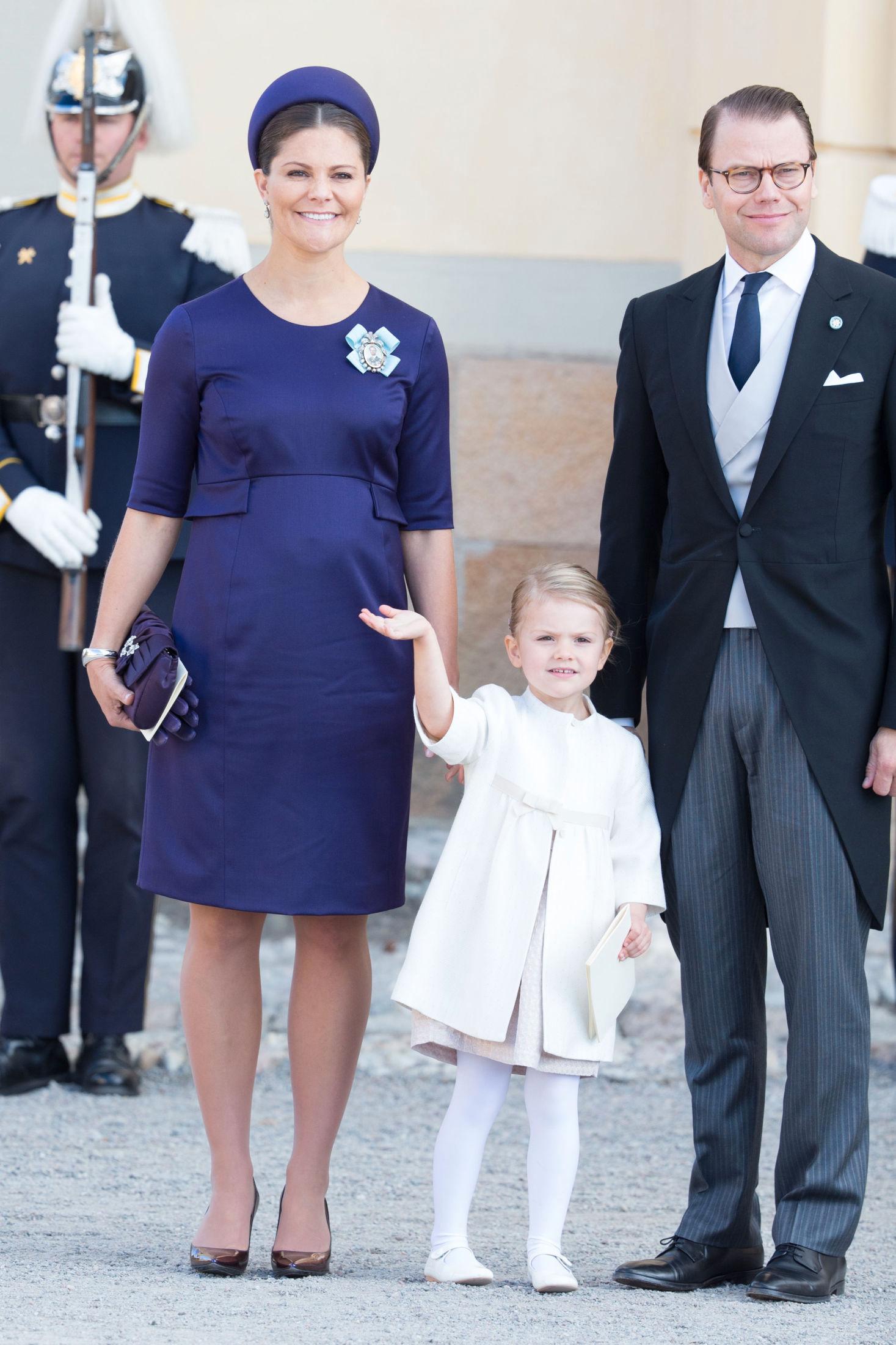 SPESIALSYDD: Gravide kronprinsesse Victoria var iført en spesialsydd kjole fra kongefavoritten Seraphine. Lille Estelles kåpe var fra Marie Chantal. Foto: Getty Images