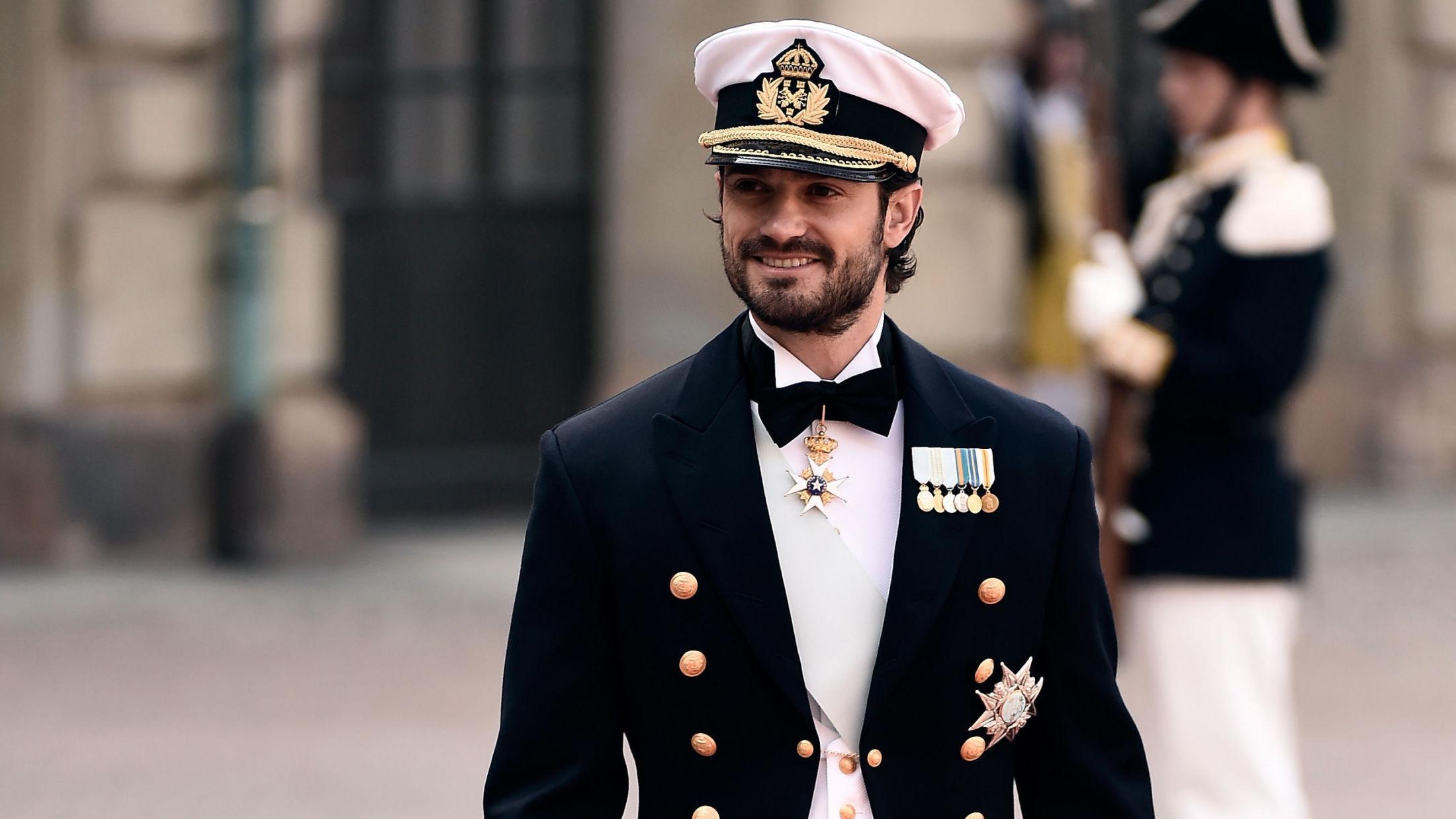 GIFTEKLAR: Prins Carl Philip strålte på den røde løperen inn til sitt eget bryllup. Foto: Getty Images