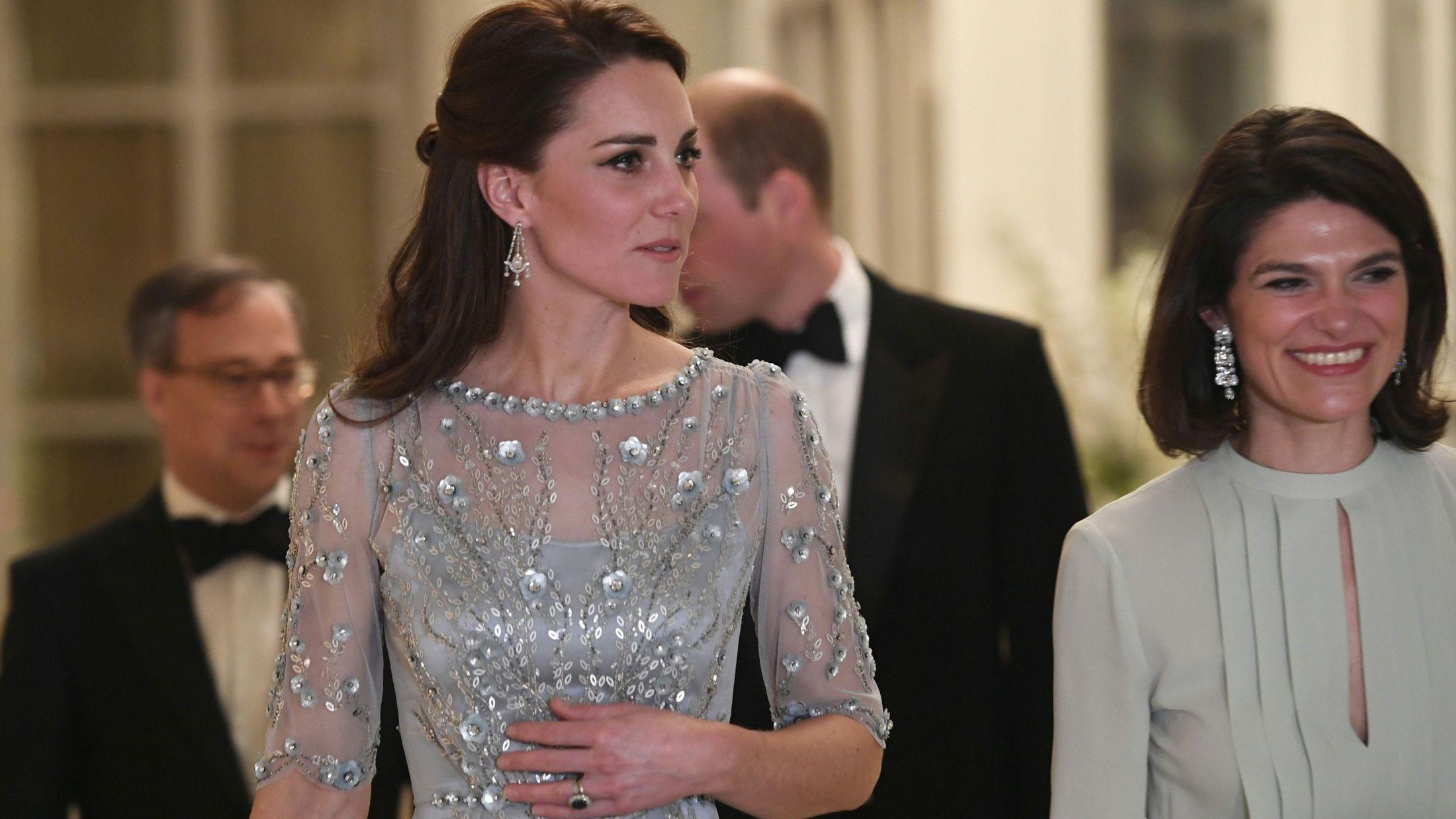 PRINSESSEKJOLE: Hertuginne Kates kjole glitret som et eneste stort smykke. Foto: AFP