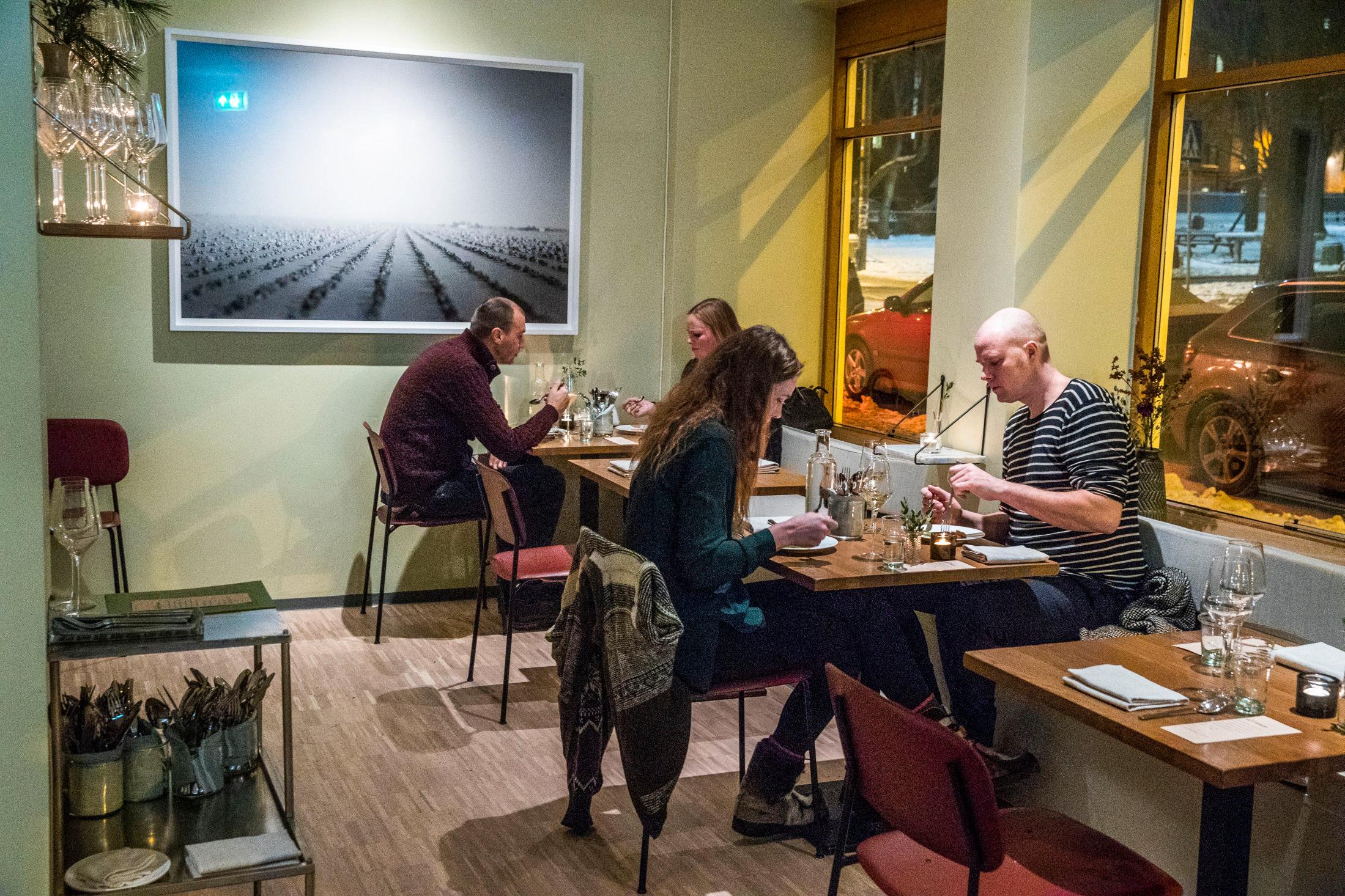 POPULÆRT STED: Da VGs anmelder besøkte Restaurant Hot Shop var lokalet stappfullt med glade gjester «i alle aldre og kategorier». Foto: Frode Hansen/VG