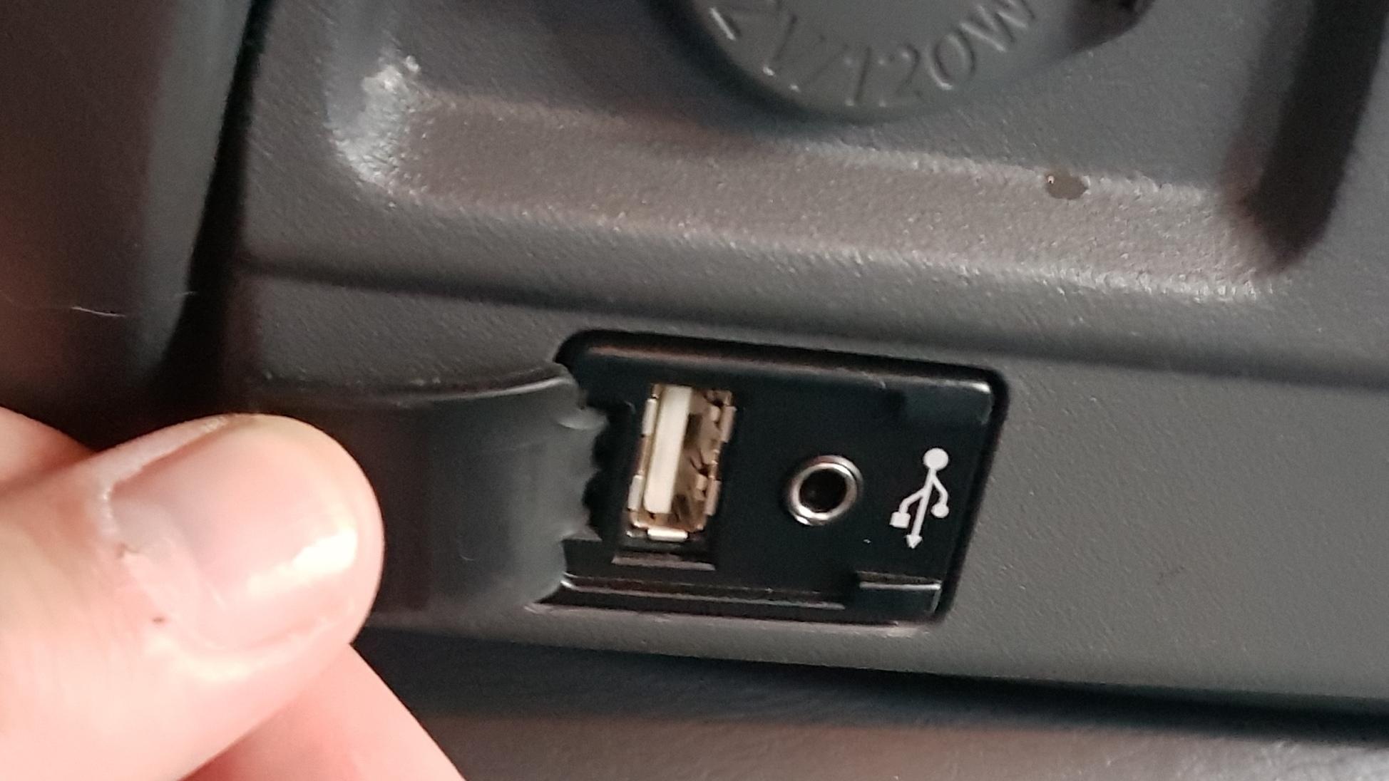 USB-porten kan sitte forskjellige steder i bilen. Finner du en port som ligner på denne til venstre er du trolig reddet.