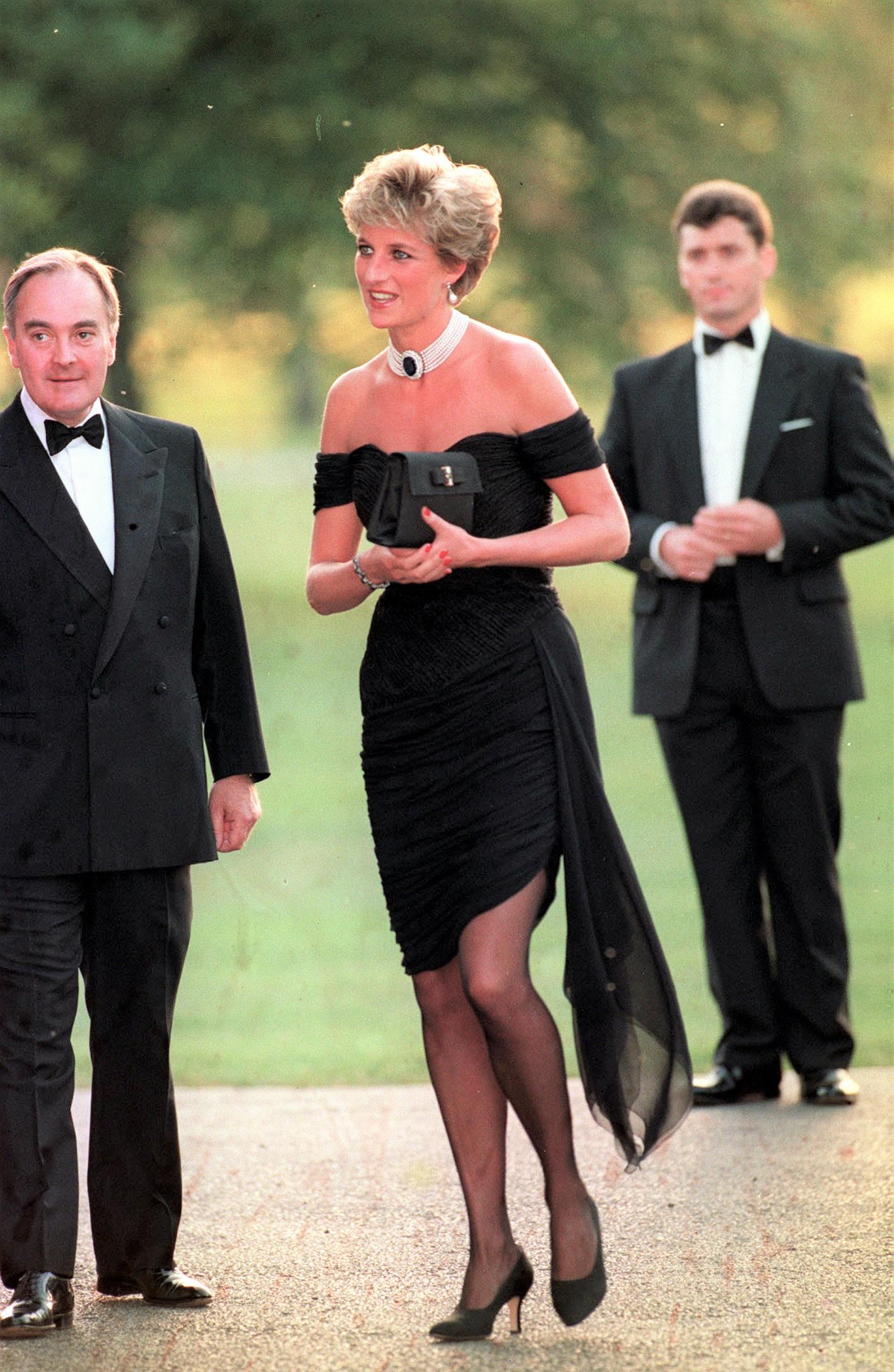 Denne kjolen signert Christina Stambolian som prinsesse Diana brukte i 1994 fikk kallenavnet «The revenge dress» av pressen. Dette var nemlig samme dag som prins Charles gikk offentlig ut og innrømmet at han hadde vært utro mot henne.