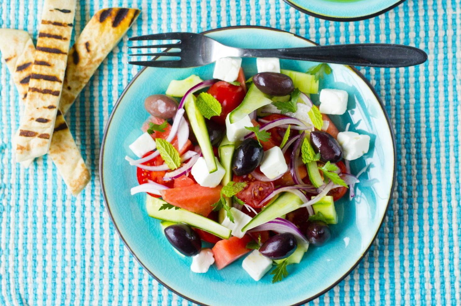 SMAKEN AV FERIE: Gresk salat med vannmelon, fetaost og oliven forlenger feriefølelsen. Foto: Sara Johannessen/VG