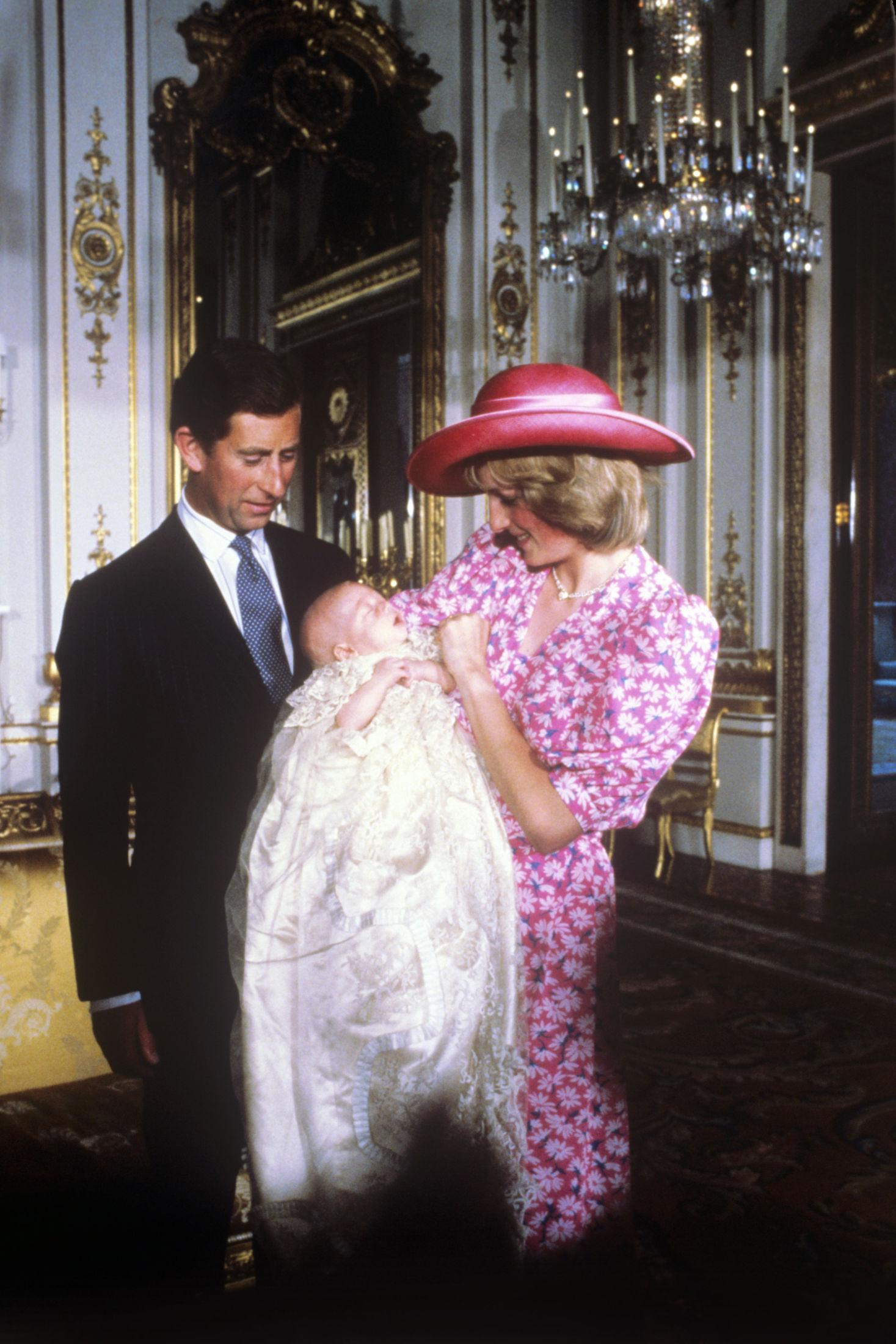 STOLTE FORELDRE: Her er Charles og Diana på prins Williams dåpsdag i 1982. Charles og Diana antrukket i ekte 80-tallsstil. Foto: Pa Photos