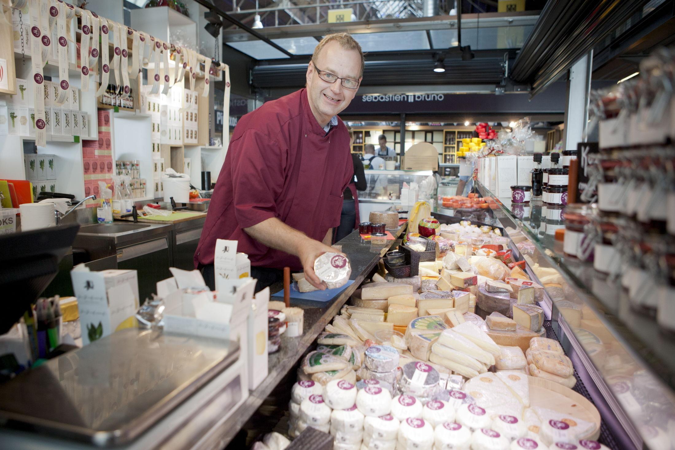 KUN POSITIVT: For osteprodusenten Den blinde ku har butikken på Mathallen gått over all forventning på alle måter ifølge daglig leder Frode Rekve. Foto: Javad M. Parsa/VG