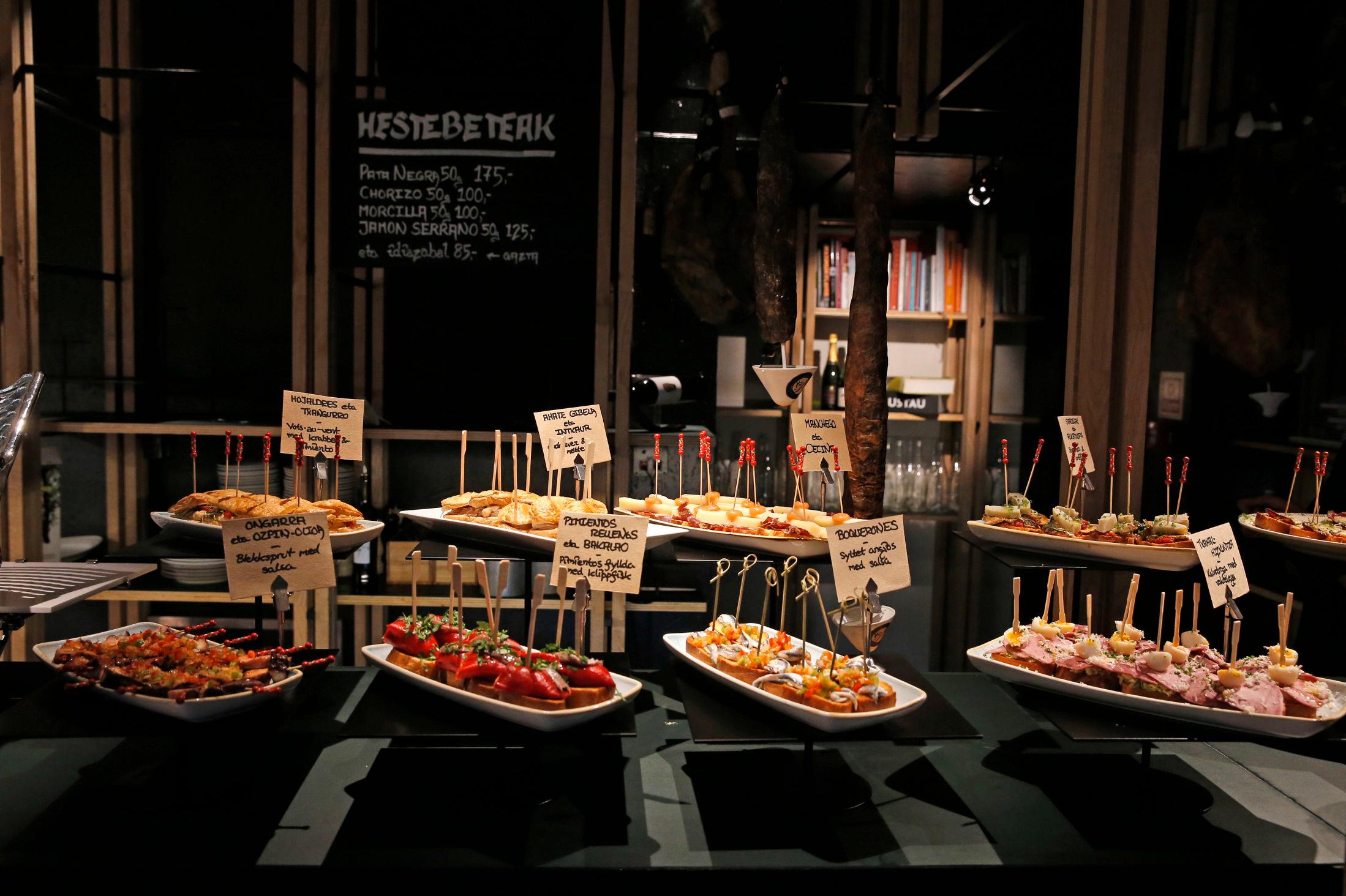 VARIERT: Kalde pintxos står fremme på en buffet. Foto: Trond Solberg/VG