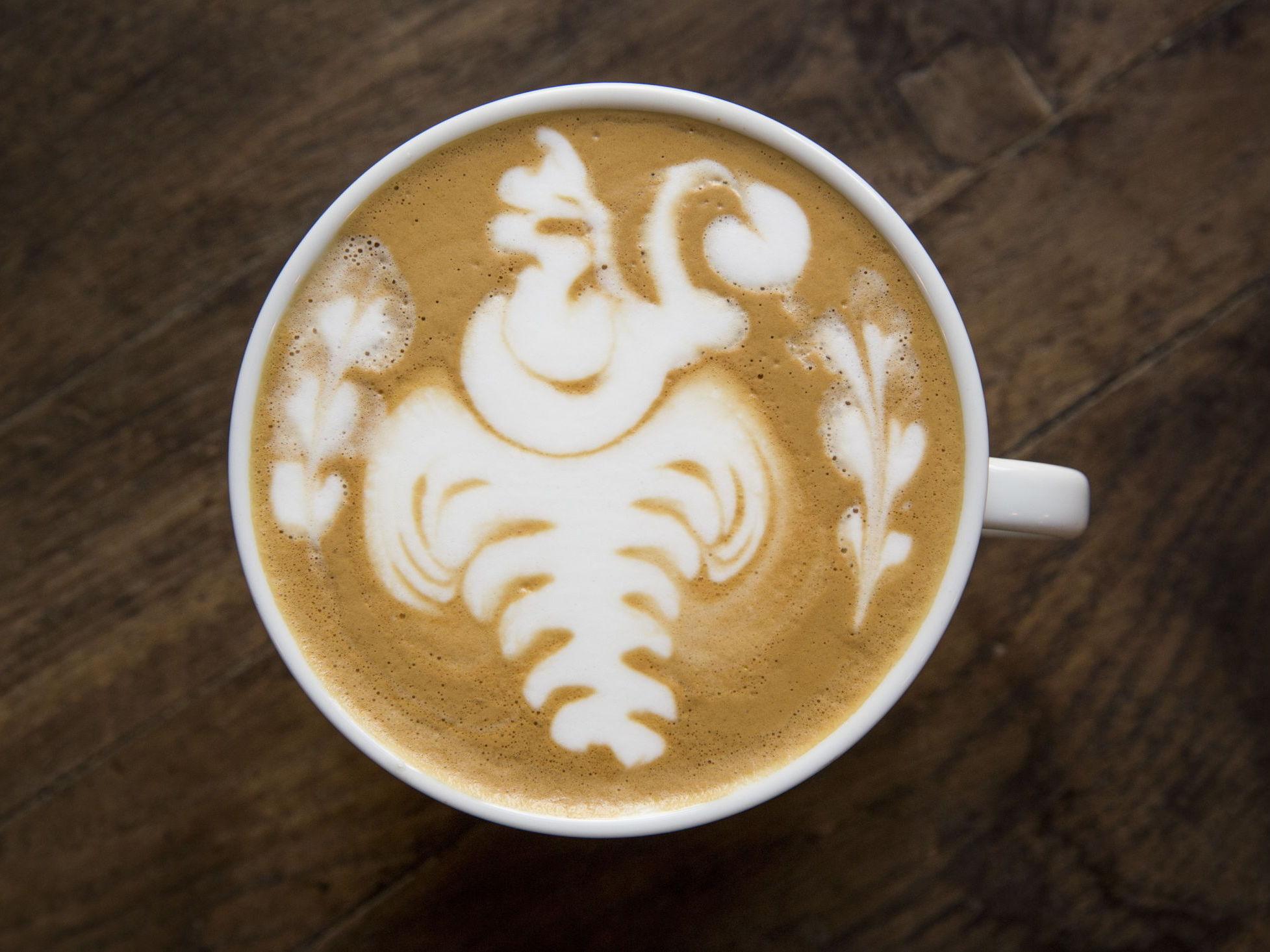 LEKKERT: Her kan du lære hvordan du lager lekker latte art à la Simon Alteblad. Foto: Annemor Larsen/VG