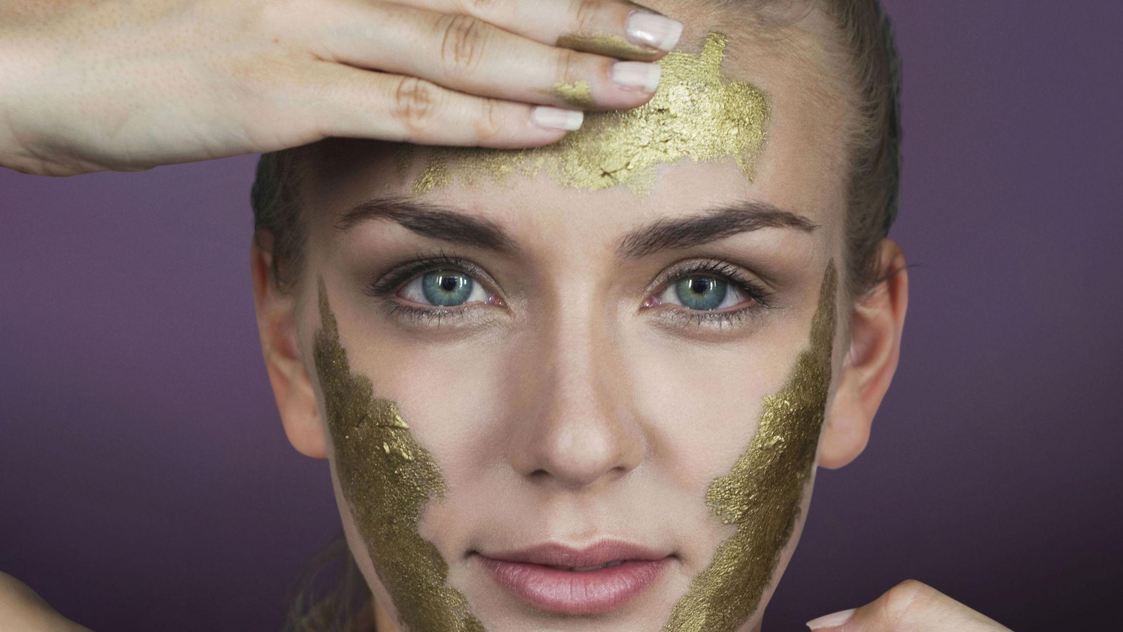 PASS PÅ: Selv om masken ser ut som gull, trenger den ikke inneholde det, advarer hudpleier. Foto: Getty Images.
