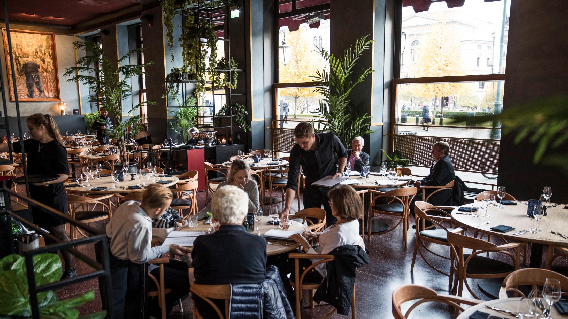 ELEGANT: Ærverdige Grand Café i Karl Johans gate har nok en gang blitt pusset opp. Lokalet er blitt stilig, men fortsatt upersonlig stort. Foto: Frode Hansen/VG