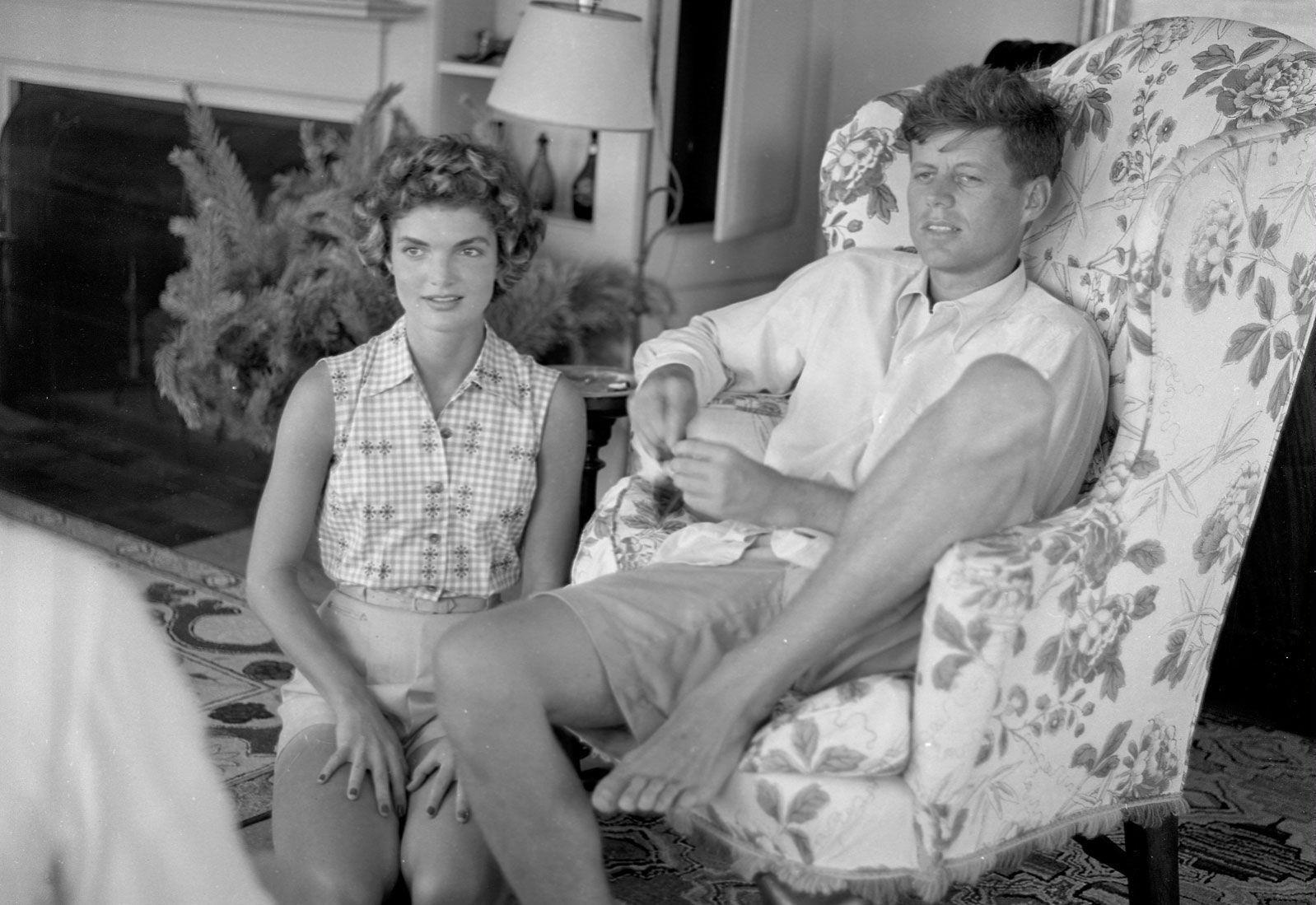 Et ekte amerikansk stilikon, senator og senere president John F. Kennedy, viser hvor avslappet og stilig en hvit skjorte kan være, mens han blir intervjuet av LIFE Magazine i familiens strandhus i Hyannis Port, 1953. Foto: Getty Images