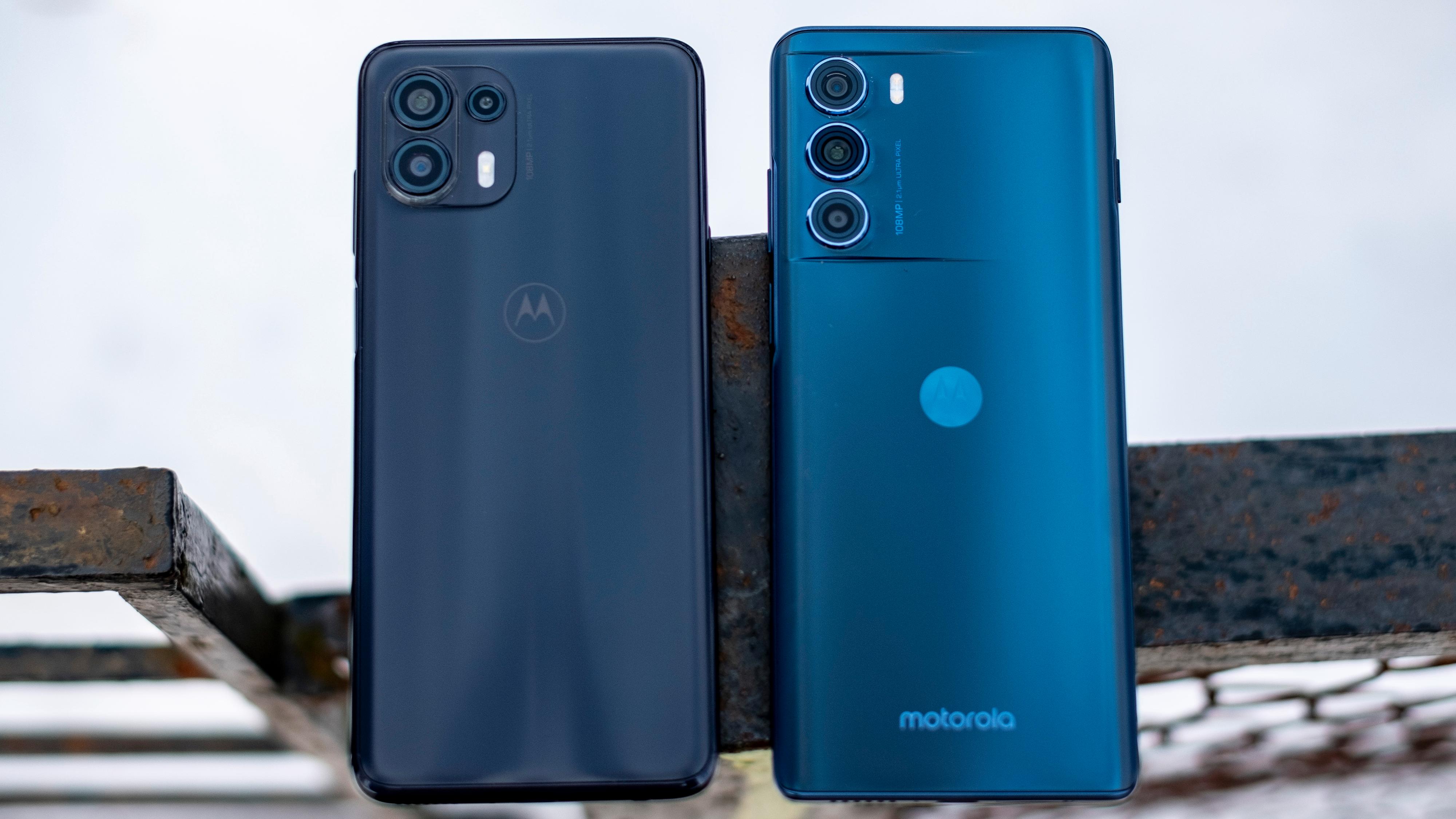 Motorola Edge 20 Lite til venstre ved siden av Moto G200. Førstnevnte koster i underkant av 4000 kroner, mens G200 koster i underkant av 5000 kroner. Det plasserer dem i omtrent samme klasse, men det er store forskjeller på de to telefonene.