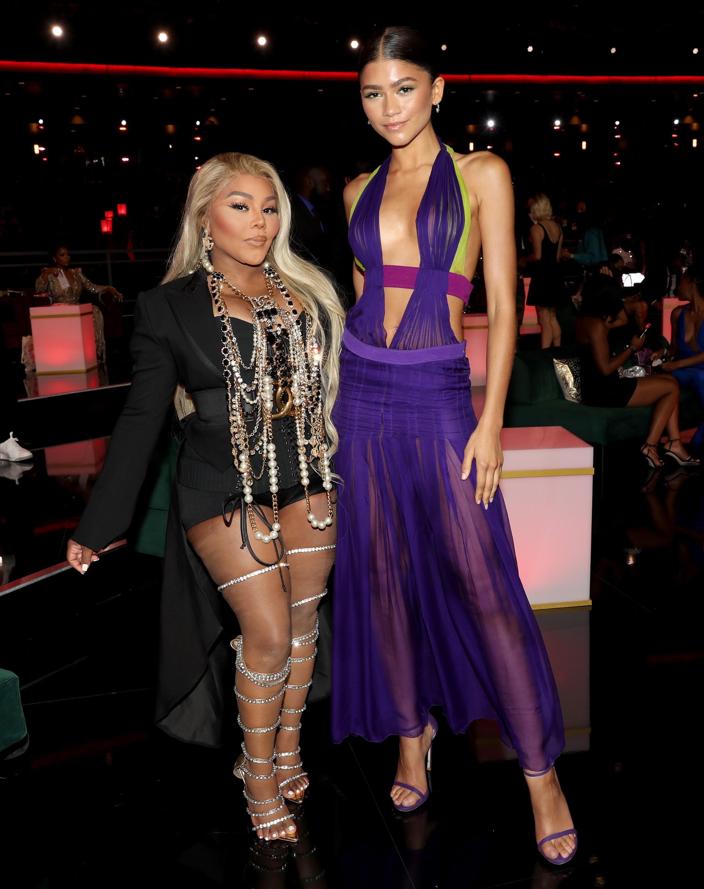 IKONISK ØYEBLIKK: Under BET Awards 2021 fikk Zendaya mye oppmerksomhet for sitt valg av kjole. Hun troppet opp i en Versace-kjole fra arkivet, som Beyoncé gjorde ikonisk under en opptreden på samme prisutdeling i 2003. Her er Zendaya avbildet med en annen musikalsk legende, rapperen Lil’ Kim.