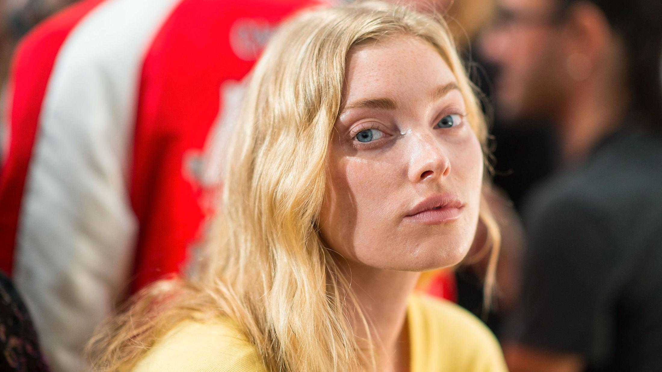 TRENDY MED FREGNER: Supermodell Elsa Hosk har naturlige fregner spredt rundt i hele ansiktet. Her under New York Fashion Week tidligere i år. Foto: Getty Images