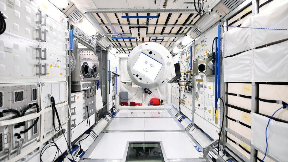 I dag blir en robot med kunstig intelligens medhjelper på romstasjonen