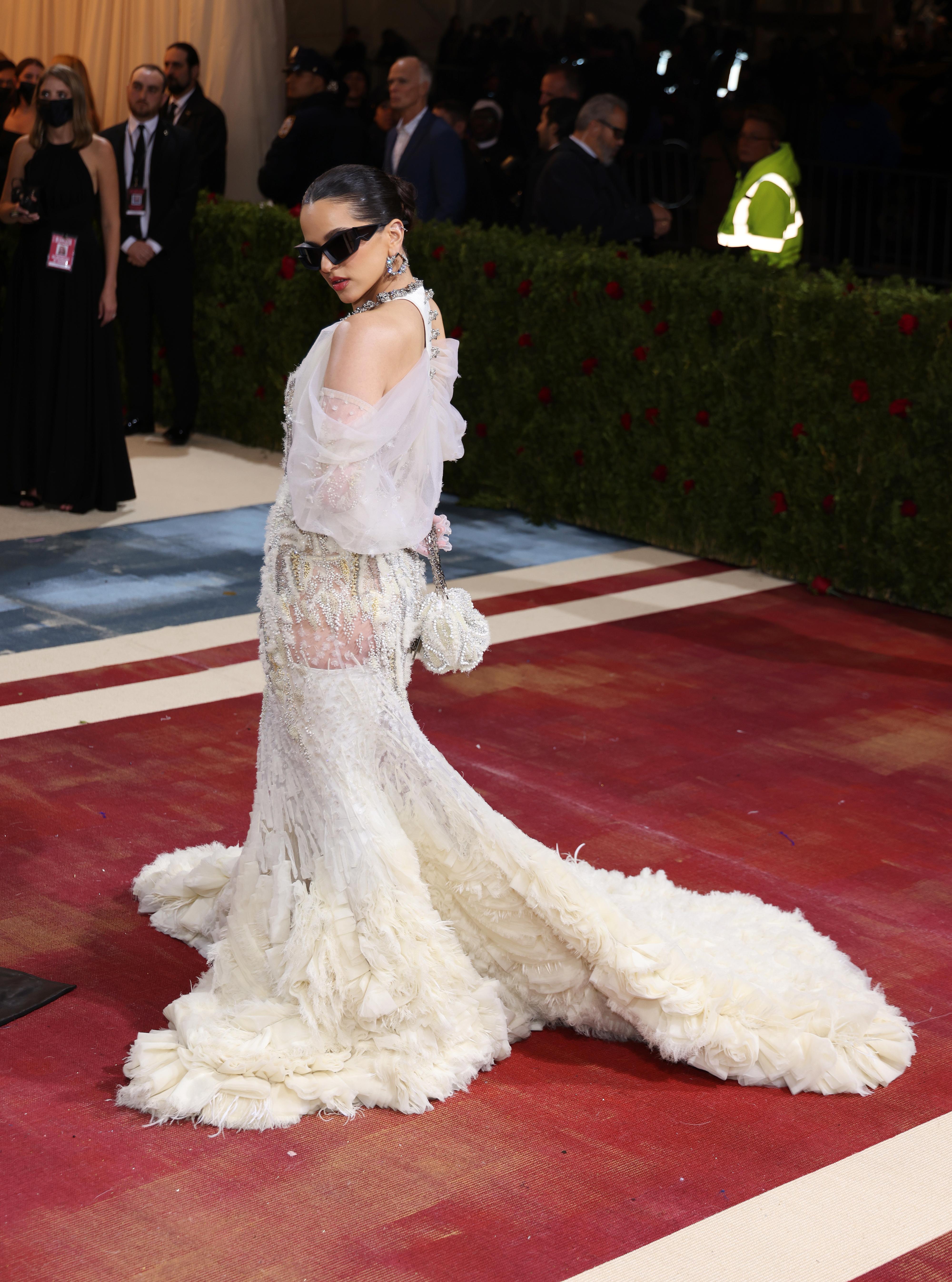 KONTRASTER: Rosalia toppet sin delikate Givenchy-kjole med noen råkule solbriller.