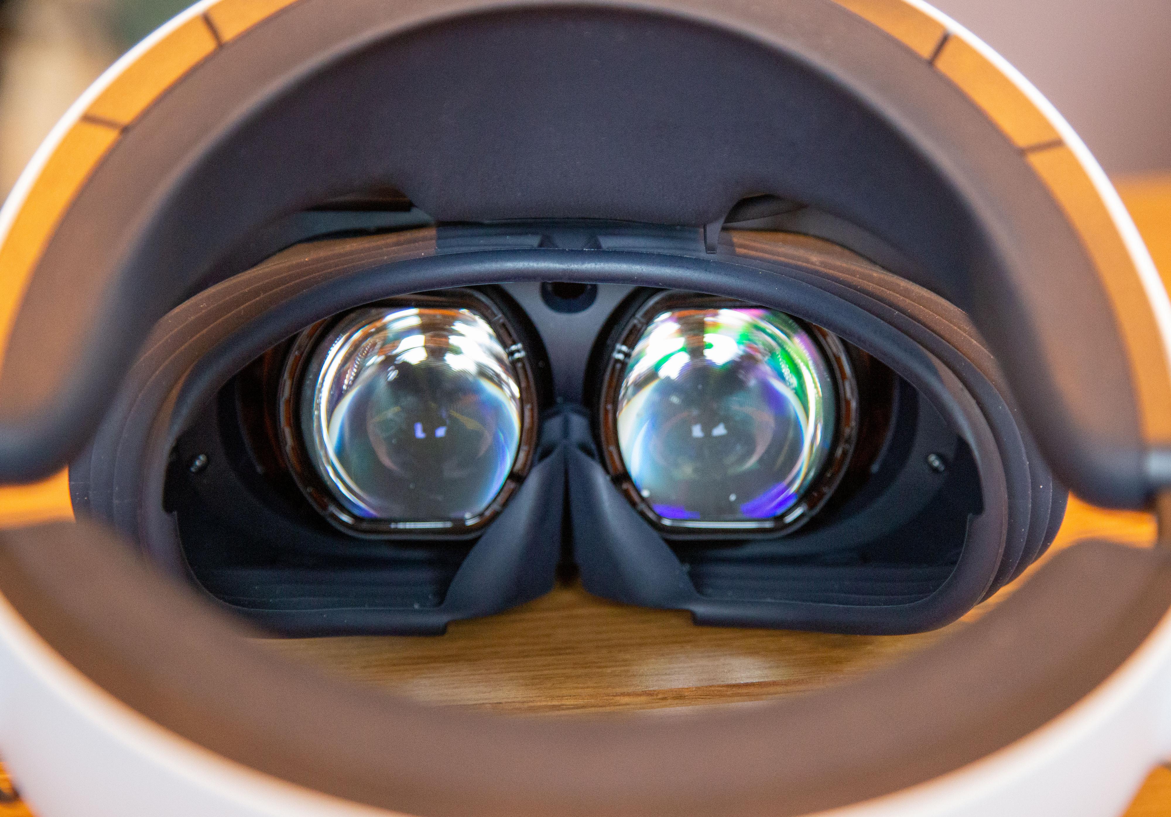 På innsiden finner vi såkalte Fresnel-linser, som generelt ligner veldig mye på de du finner i andre VR-briller, som blant annet Meta Quest 2. 