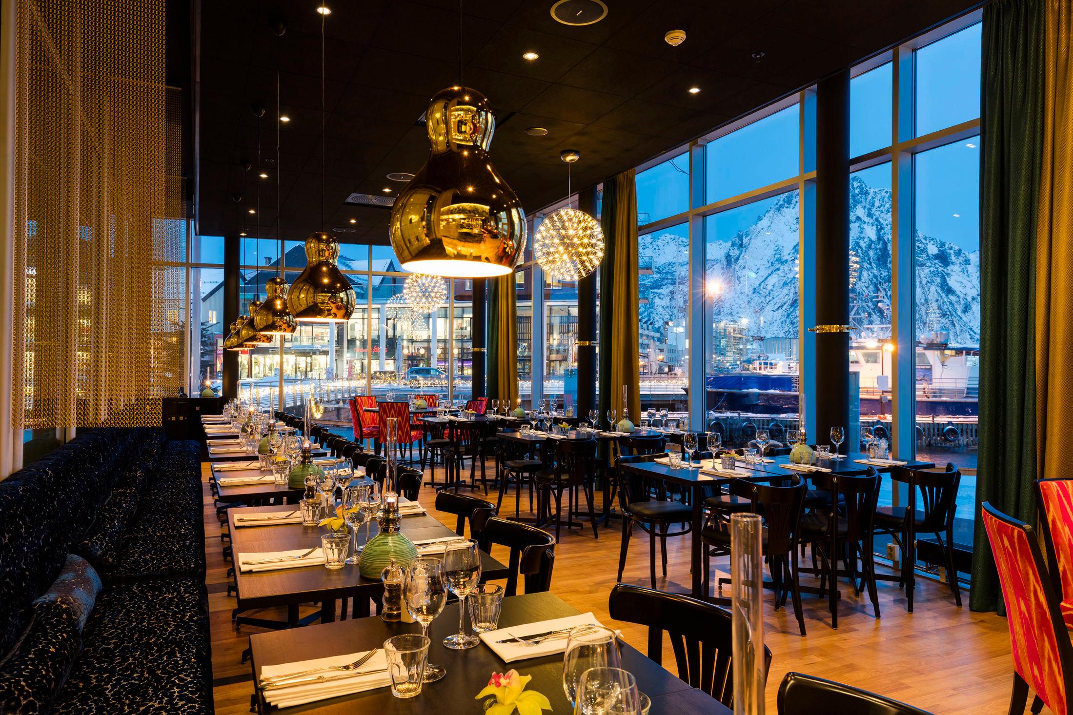 BREAKFAST WITH A VIEW : Frokostsalen på Thon Hotel Lofoten byr på godt for magen - og litt å titte på. Foto: Thon Hotels.
