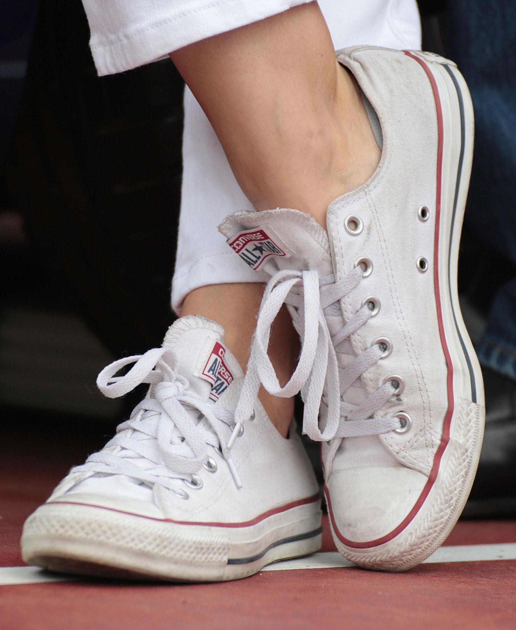 KLASSISKE: Hvite Converse er go to-skoene for mange – bare synd de ofte blir skitne med én gang! Foto: Getty Images