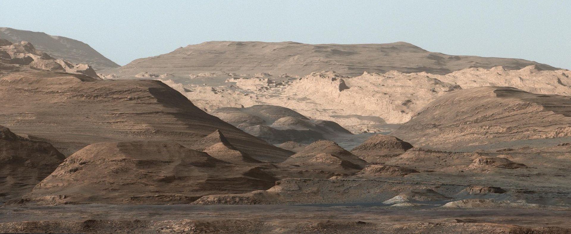 Dette bildet av Mount Sharp på Mars tok Curiosity-roveren i september. Foto: NASA