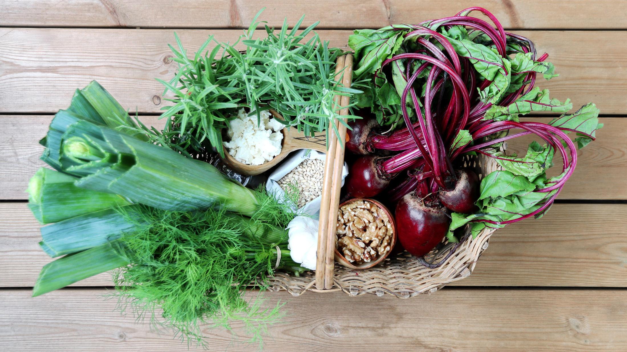 SUNT: Fristende  friske grønnsker, korn, fetaost, nøtter og honning, enklere blir det ikke.  Foto: Henrik Haugberg