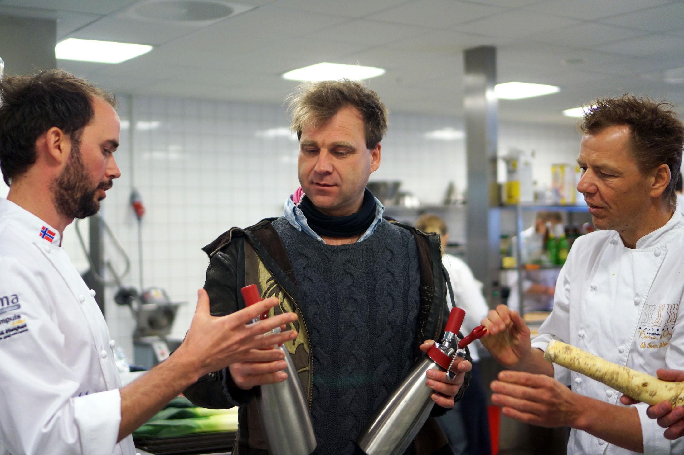 KJØKKEN: Ørjan Johannessen og Odd Ivar Solvold tar gjerne imot Vebjørn Sand på kjøkkenet - som her blir instruert i hvordan man bruker spumaflasker. Foto: Maria Tveiten Helgeby/VG