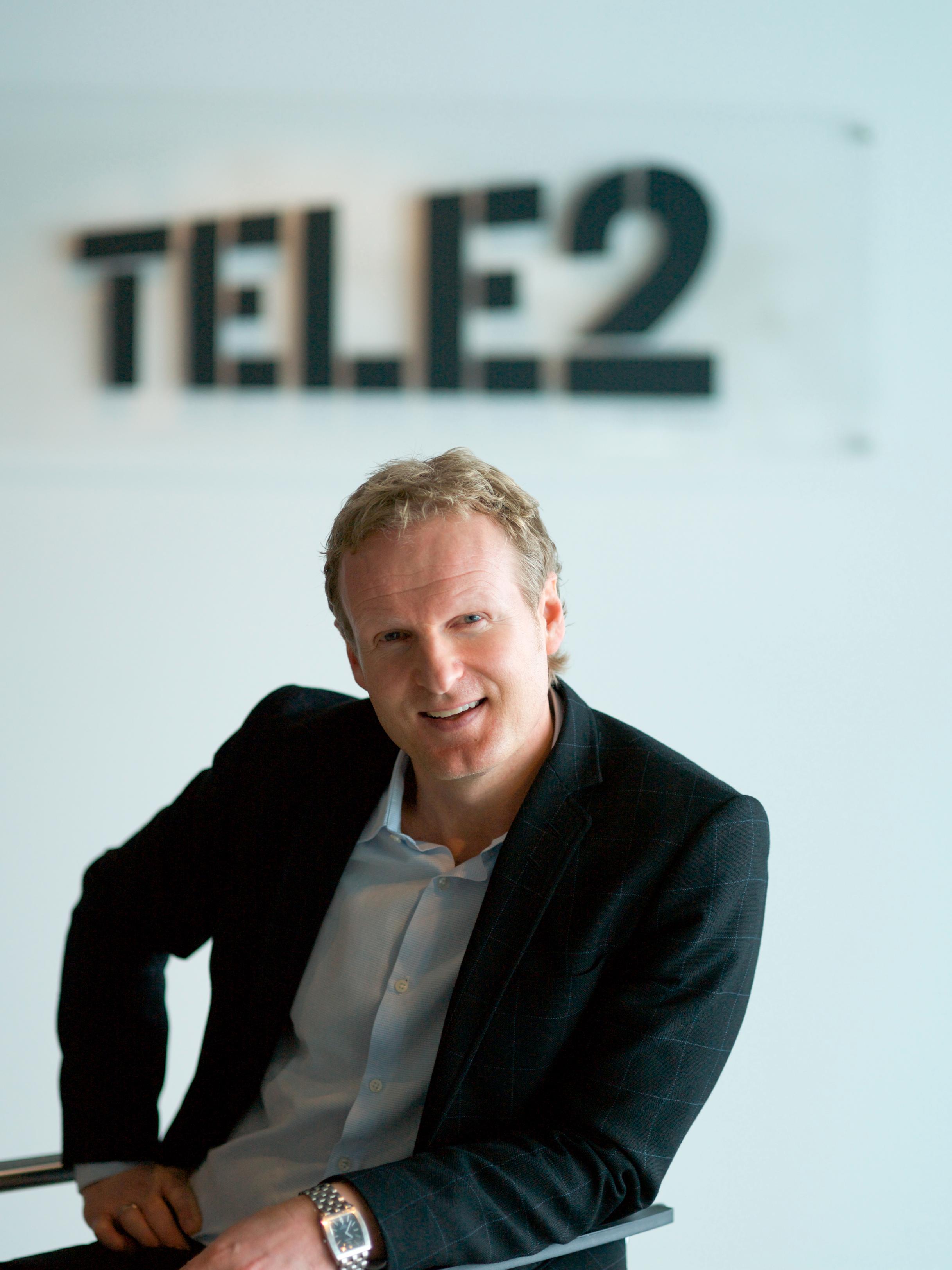 Administrerende direktør i Tele2 forklarer at de vil diskutere om det er noe de kan gjøre for å hjelpe de etterlatte.