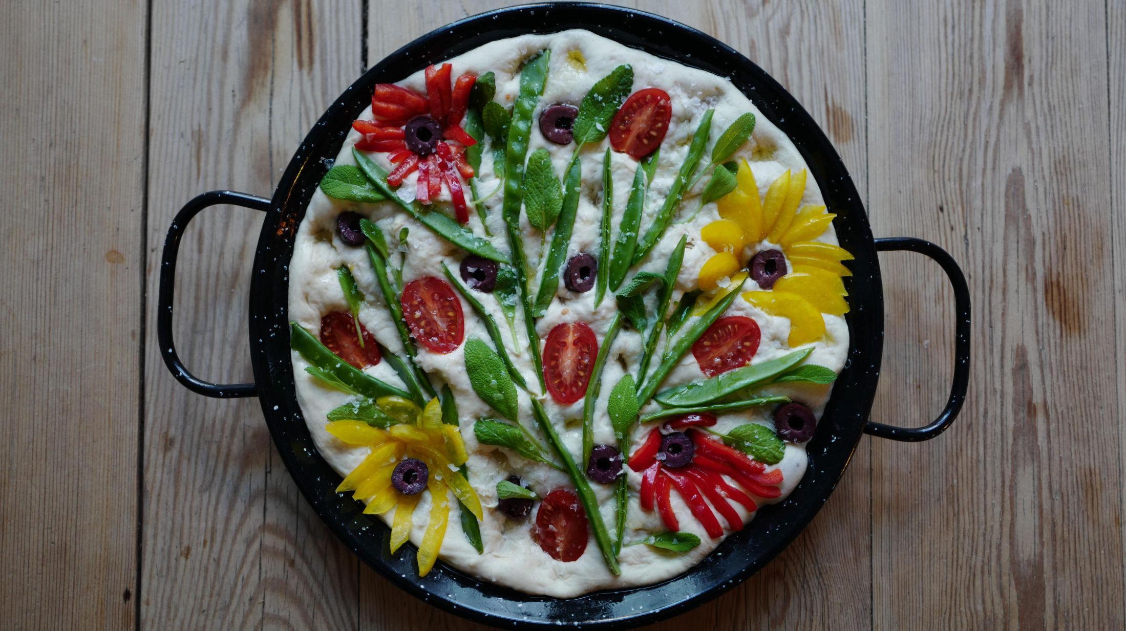 VAKKERT: Men også smakfullt. Denne blomsterfocacciaen med paprika, oliven og sukkererter er laget av matblogger og kokebokforfatter Helle Øder Valebrokk. Foto: Helle Øder Valebrokk
