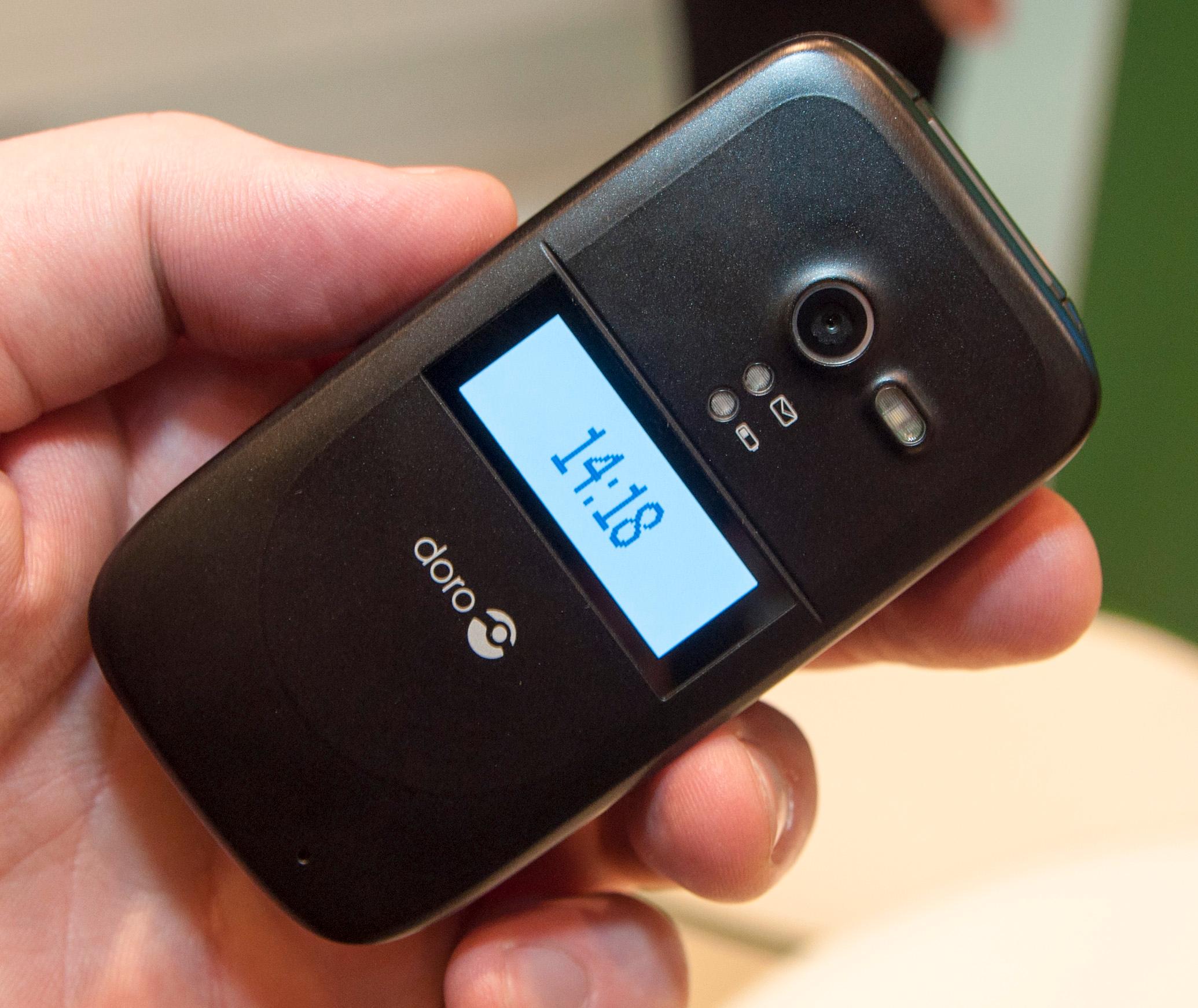 Doro PhoneEasy 622 i svart utgave. En egen knapp på siden av telefonen aktiverer displayet.Foto: Finn Jarle Kvalheim, Amobil.no