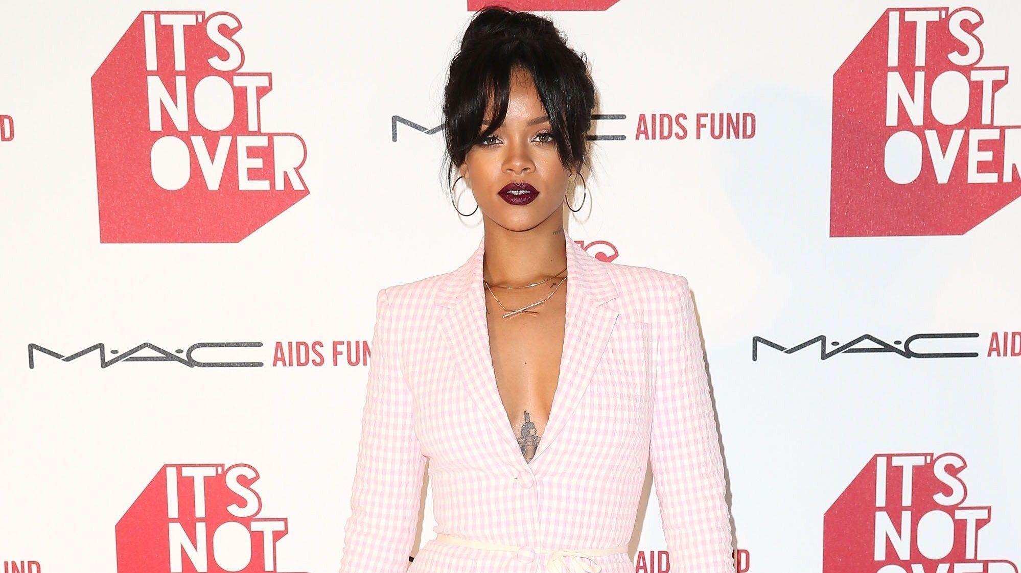 SKJORTELØS: Rihanna stiller stadig opp på den røde løperen i vågale antrekk og i går droppet superstjernen skjorten da hun poserte for fotografene. Foto: Scanpix