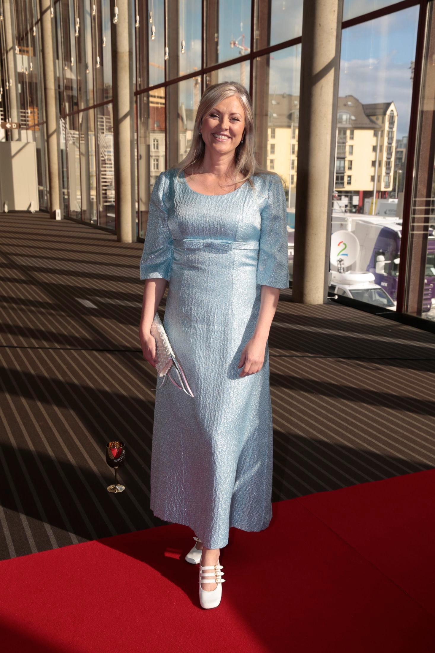 HIMMELBLÅ: Værmelder Eli Kari Gjengedal hadde på seg en fotsid, lyseblå kjole i vintage-snitt og hvite lakksko med spenner. Foto: Lise Åserud / NTB scanpix