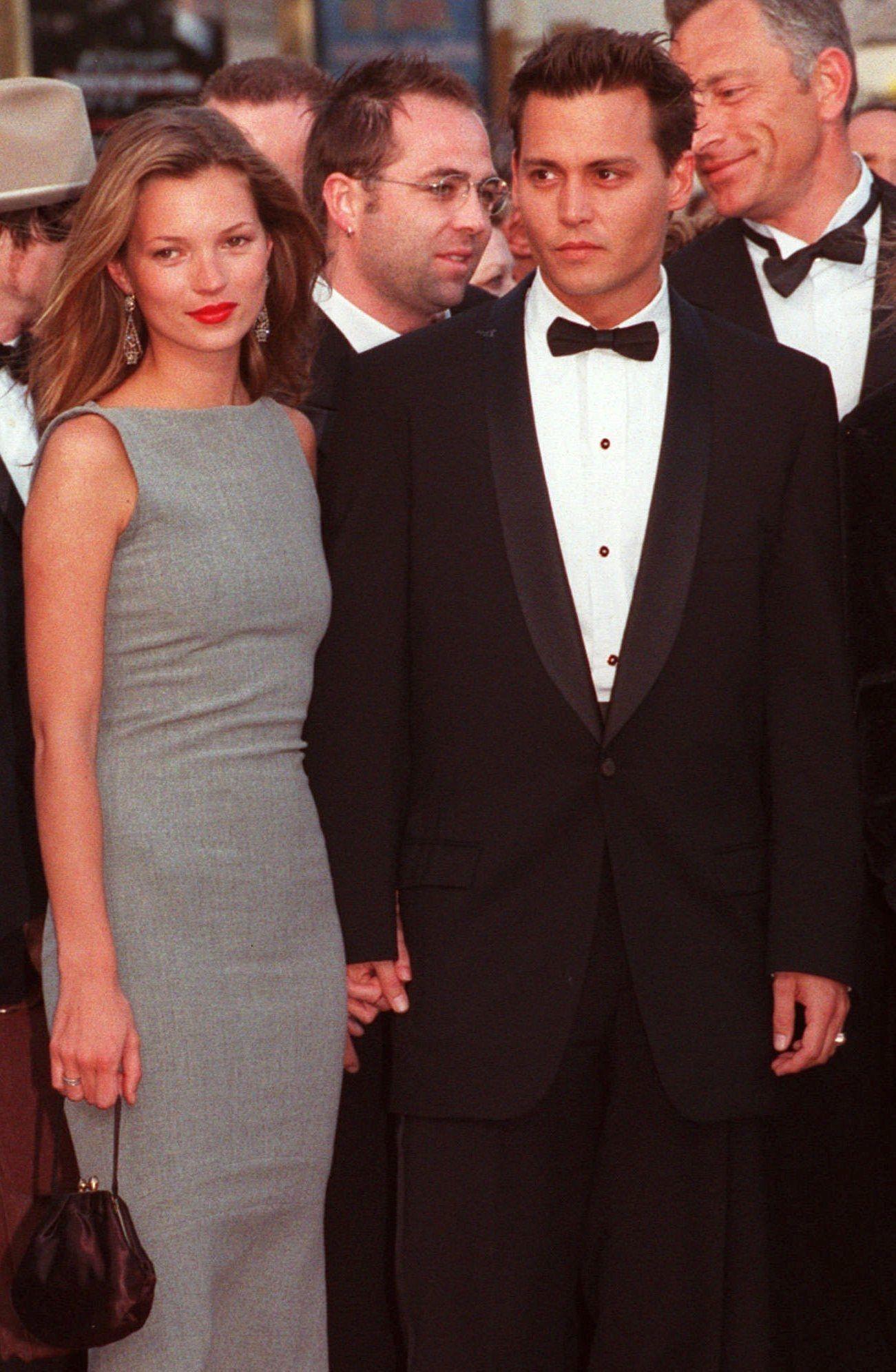 VAKKERT PAR: Her er Moss og Depp fimfestivalen i Cannes i 1997. Moss i en enkel lyseblå kjole og bling i ørene, og Depp i smoking. Foto: Remy de la Mauviniere, AP