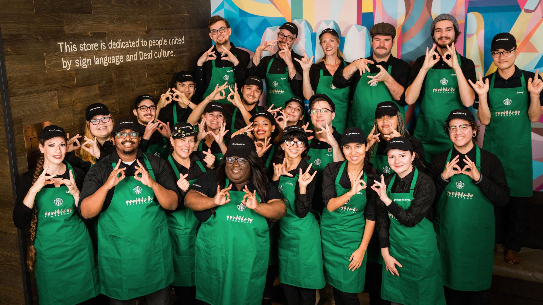 TEGNSPRÅK: Alle de ansatte på Starbucks' nye avdeling i Washington DC bruker tegnspråk, enten de selv er hørselshemmede eller ei. Foto: Joshua Trujillo/Starbucks