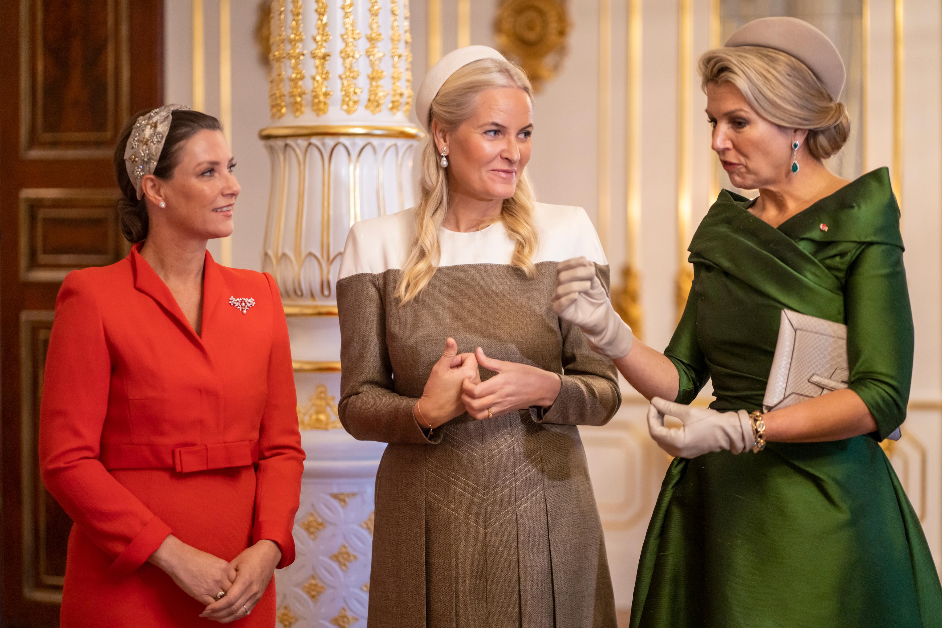 TRIO: Prinsesse Märtha Louise i en knallrød vintageinspirert kjole, kronprinsesse Mette-Marit i sin Fendi-kjole (som hun også brukte under Nobel-utdelingen i 2018), og dronning Maxima i sin grønne off-shoulder kjole på Slottet. 