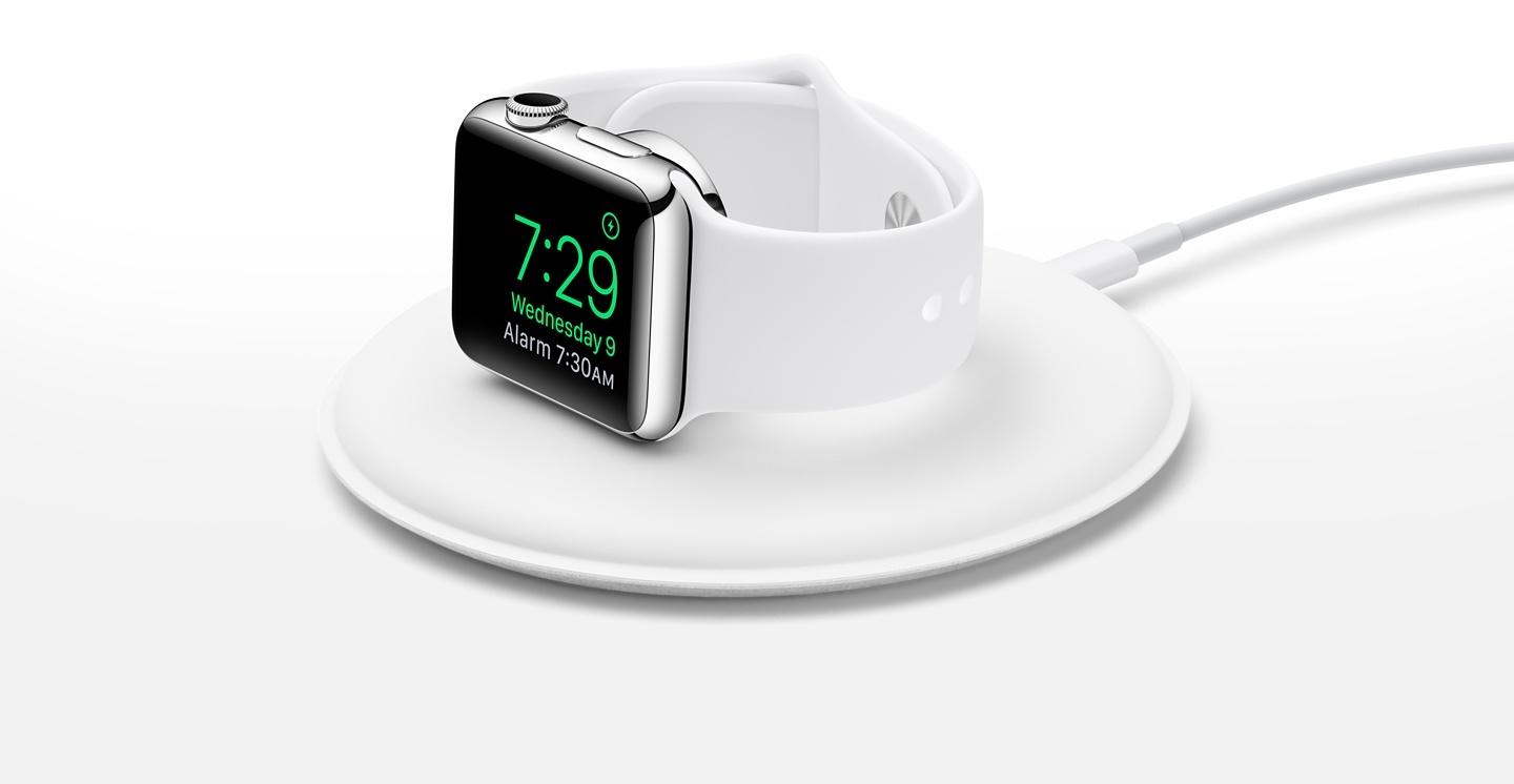 Ladestasjonen lar deg også lade Apple Watch-klokken i sidelengs posisjon. Foto: Apple