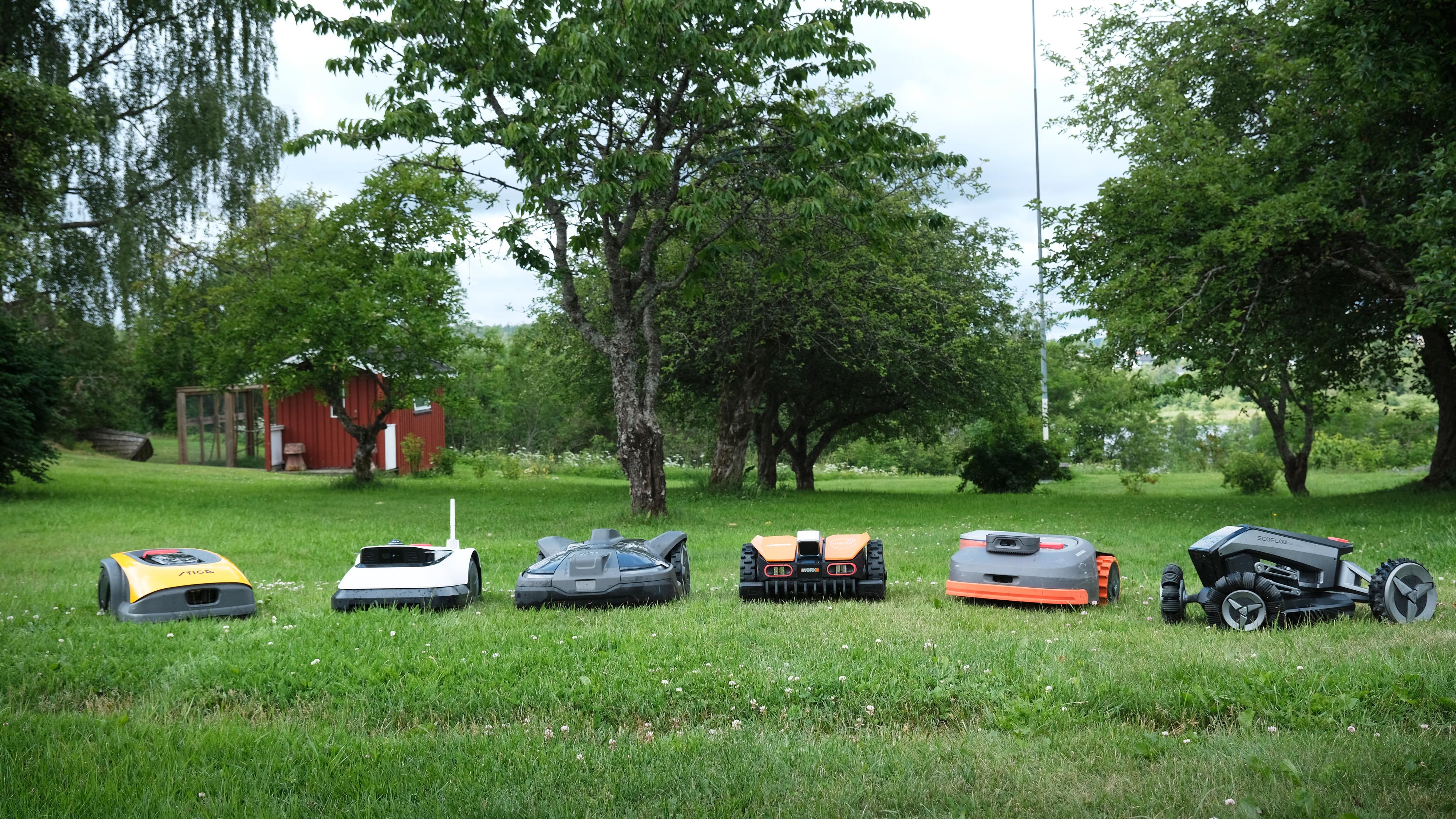 Modellene vi har testet. Fra venstre: Stiga, Ecovacs, Husqvarna, Worx, Segway og EcoFlow. 