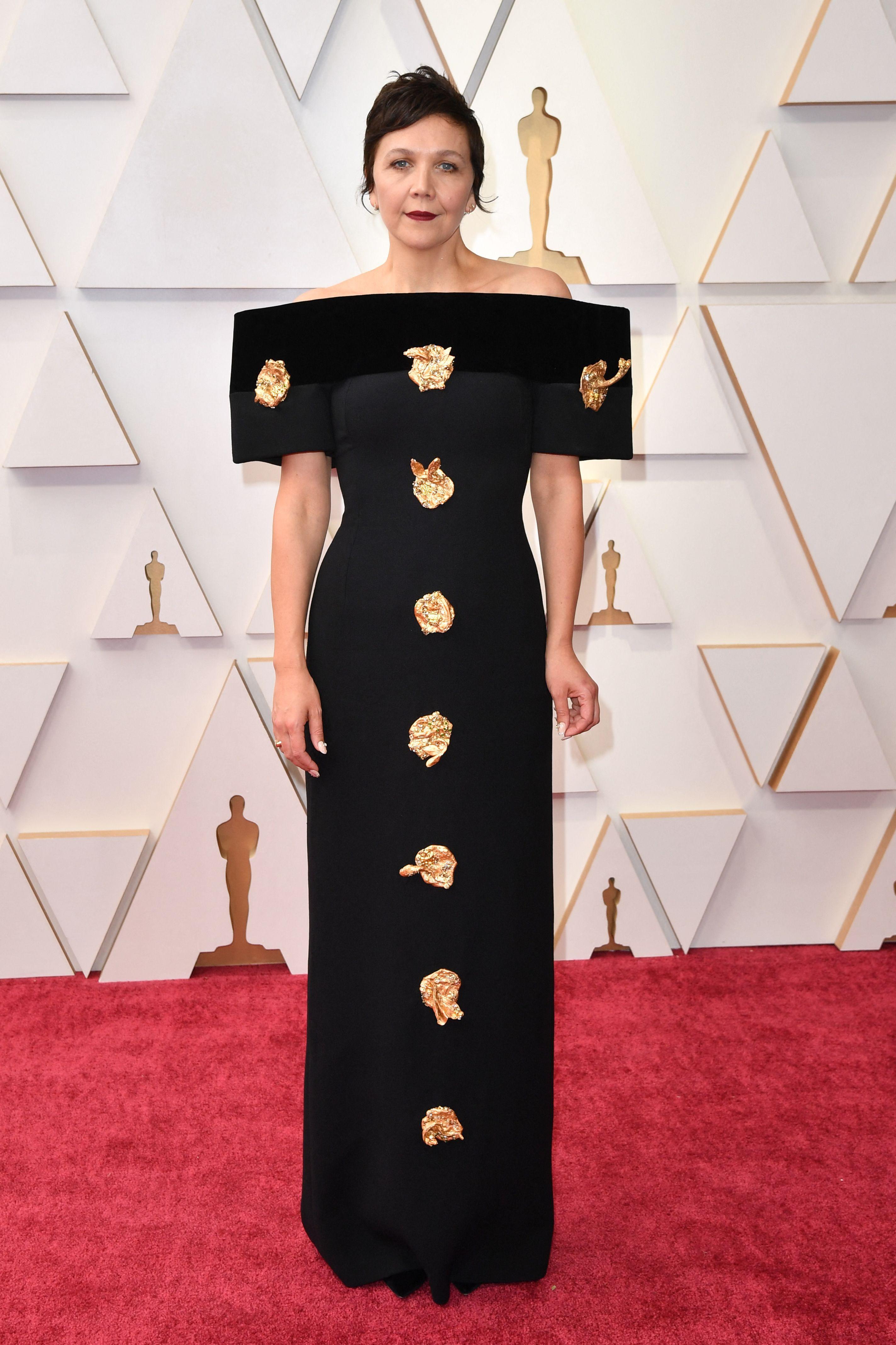 MARKERTE SKULDRE: Maggie Gyllenhaal poserte i kjole med brede skuldre. Antrekket er spesiallaget fra Schiaparelli. 