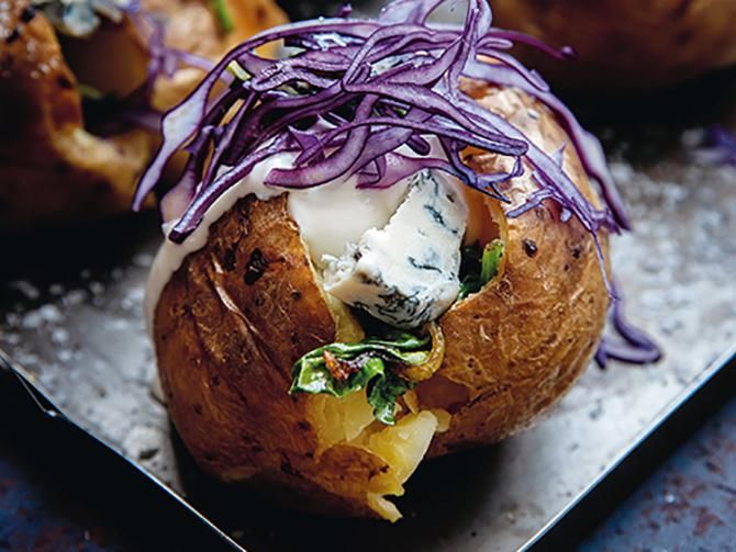 Krämig ost som får smälta ner i den varma bakade potatisen.