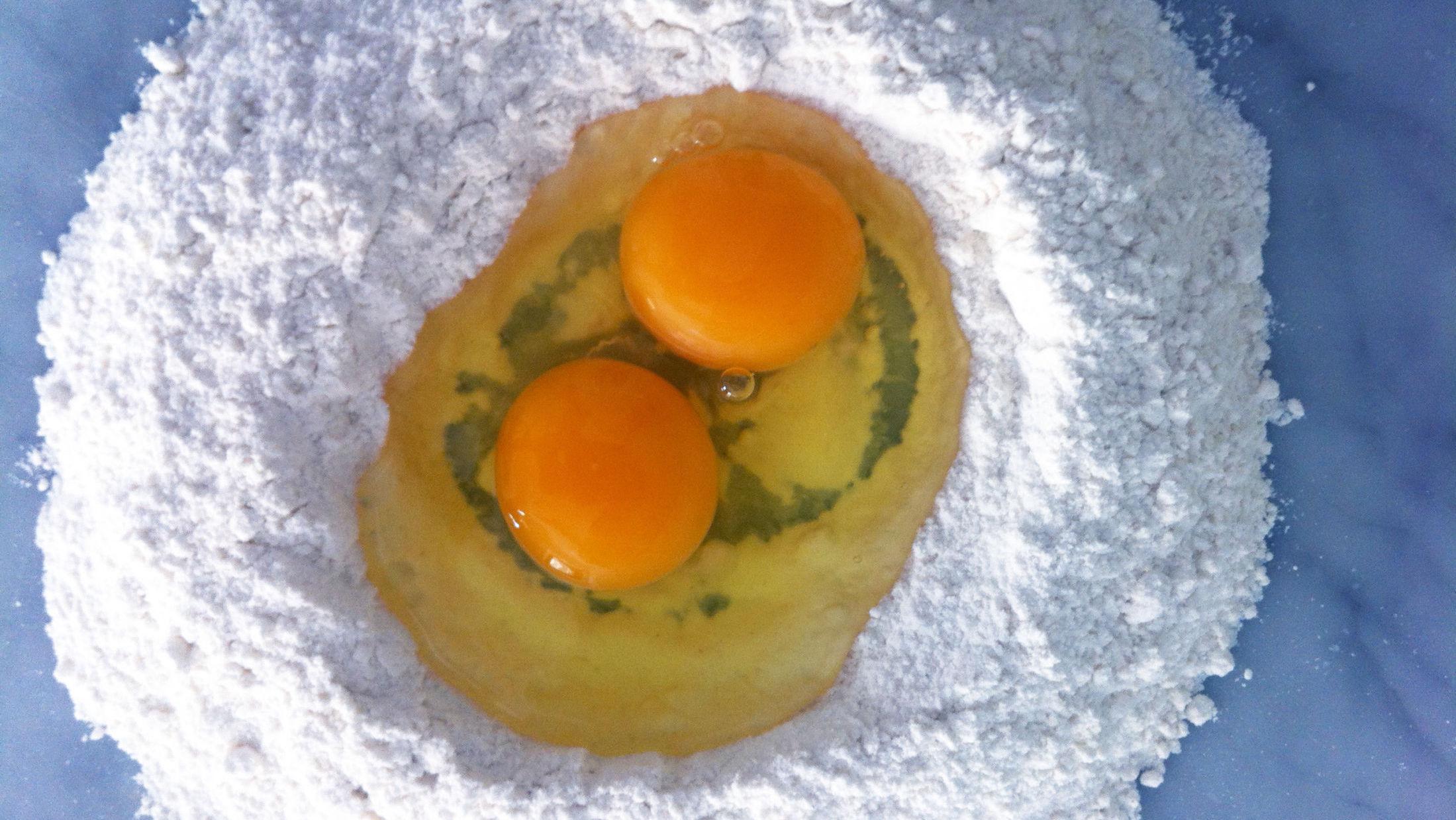 ENKEL LYKKE: Egg og mel. Foto: Jon Krog Pedersen.