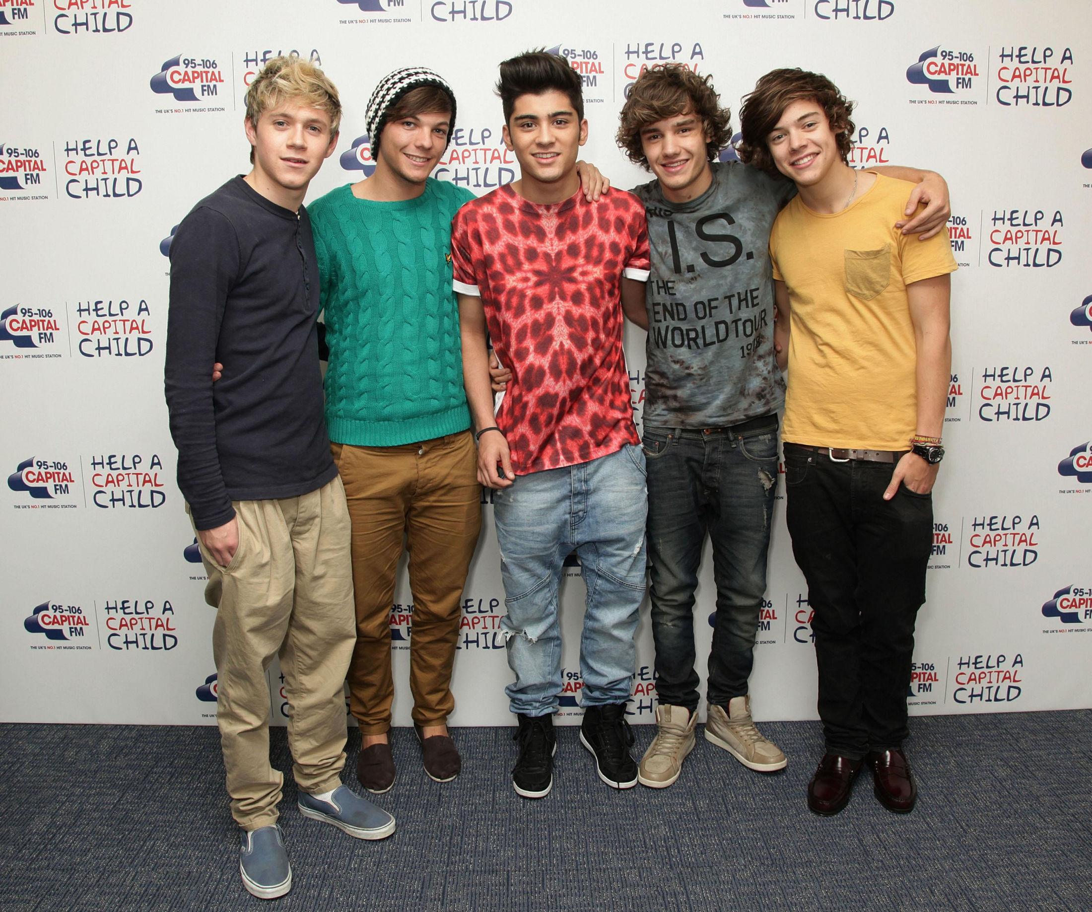 SAMMEN MED BANDET: Harry Styles (t.h.) poserer sammen med resten av One Direction på rød løper i 2011. Foto: Pa Photos