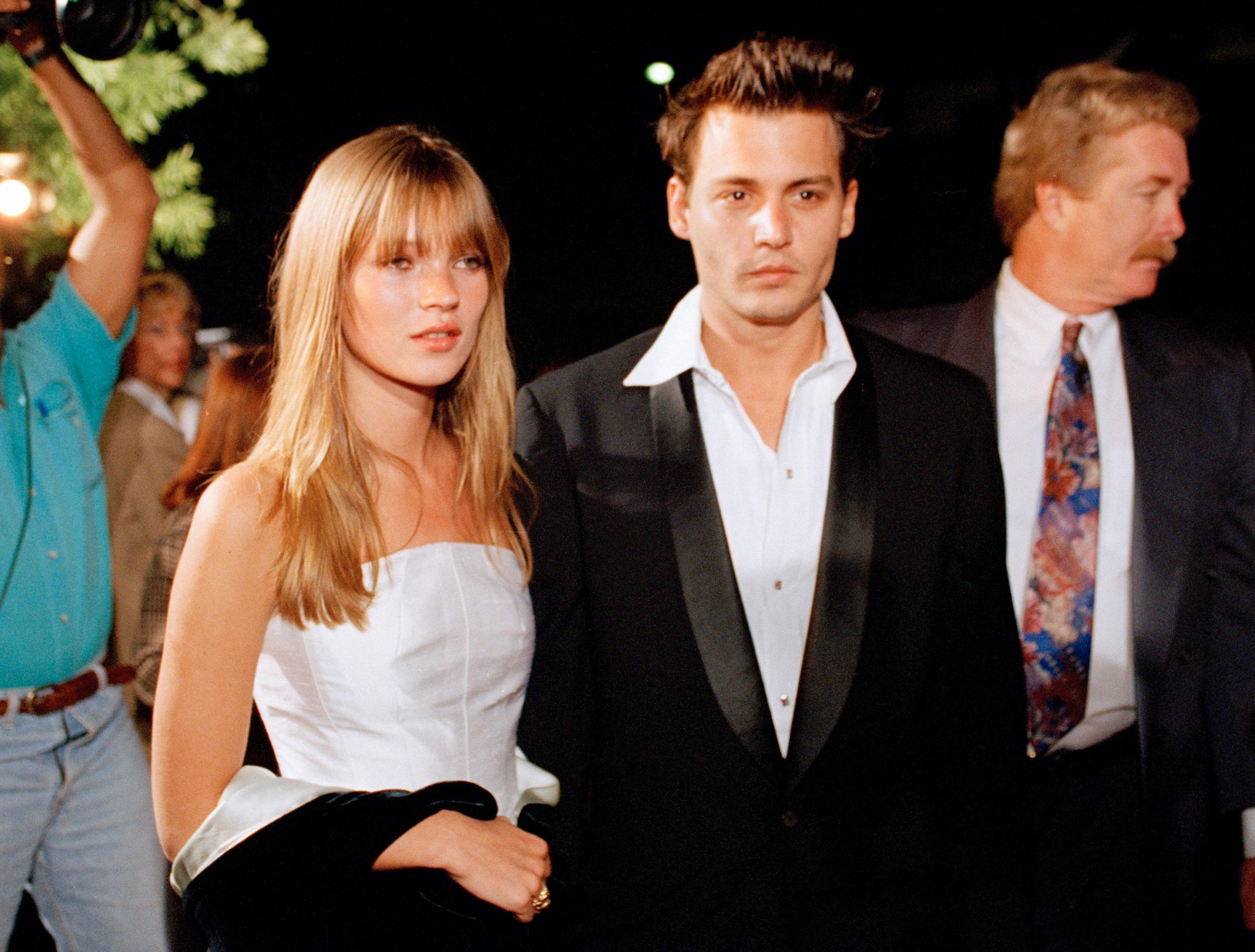 KLASSISK: På 90-tallet datet Johnny Depp (t.h) supermodellen Kate Moss (t.v.). Her er de sammen på premieren av «Don Juan DeMarco» i 1995.