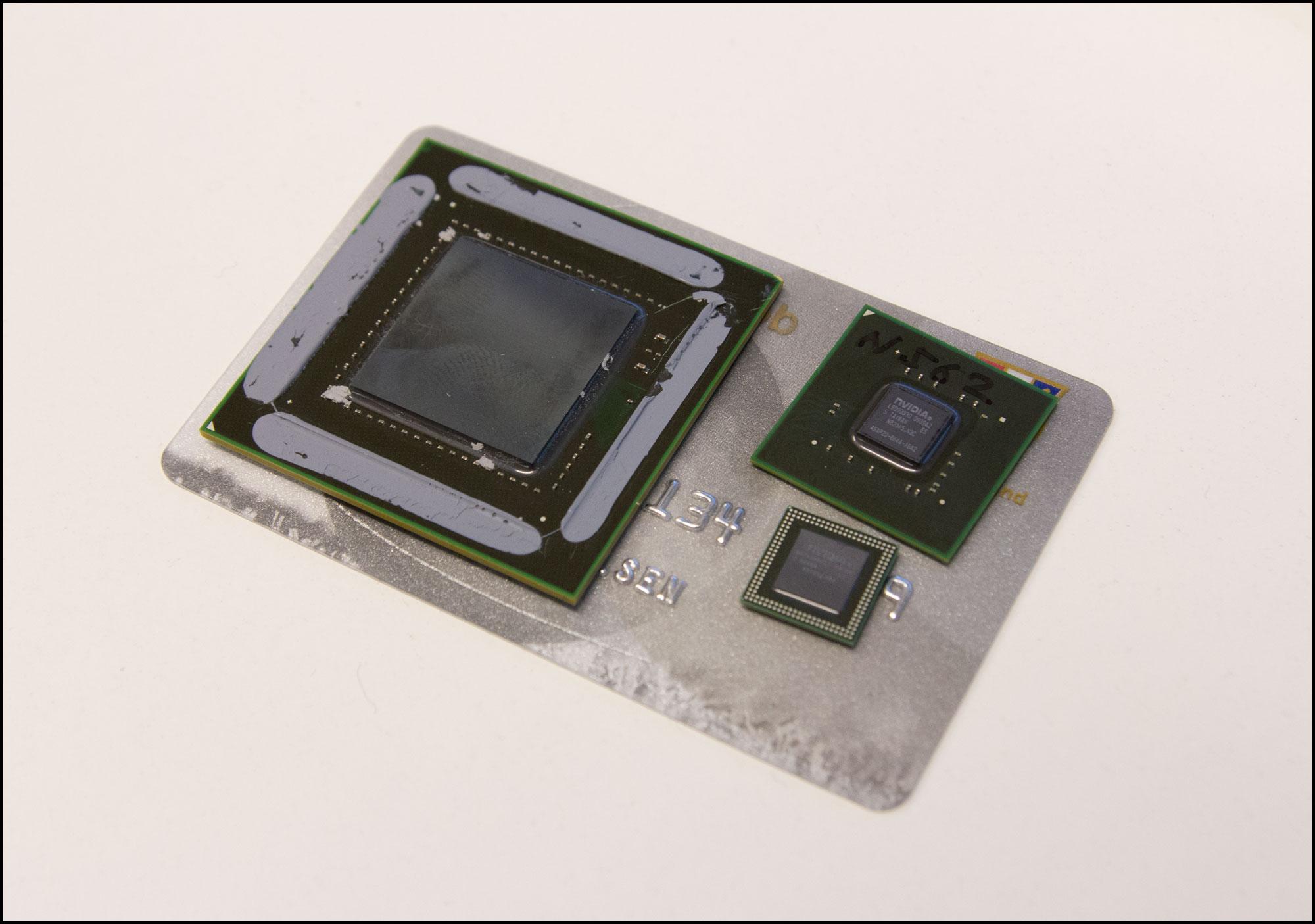 Grafikkprosessorer er små saker. Kjernen til GeForce GTX 480 til venstre, Tegra 3 i to varianter til høyre.