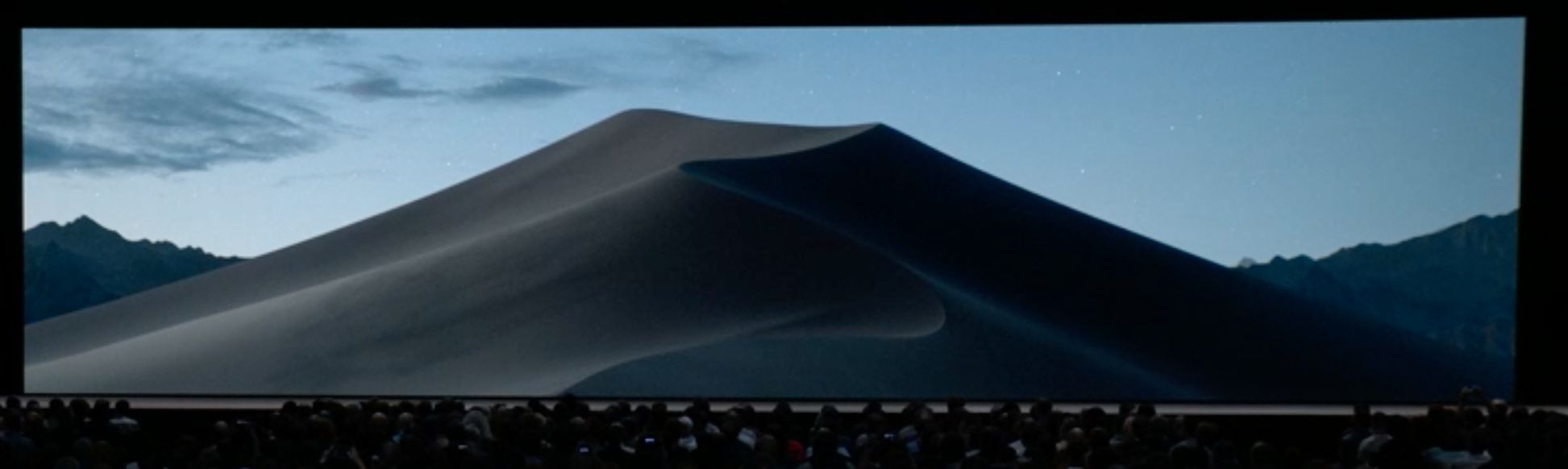 Dark Mode skifter også skrivebordsbakgrunnen. Plutselig er det natt i Mojave-ørkenen.