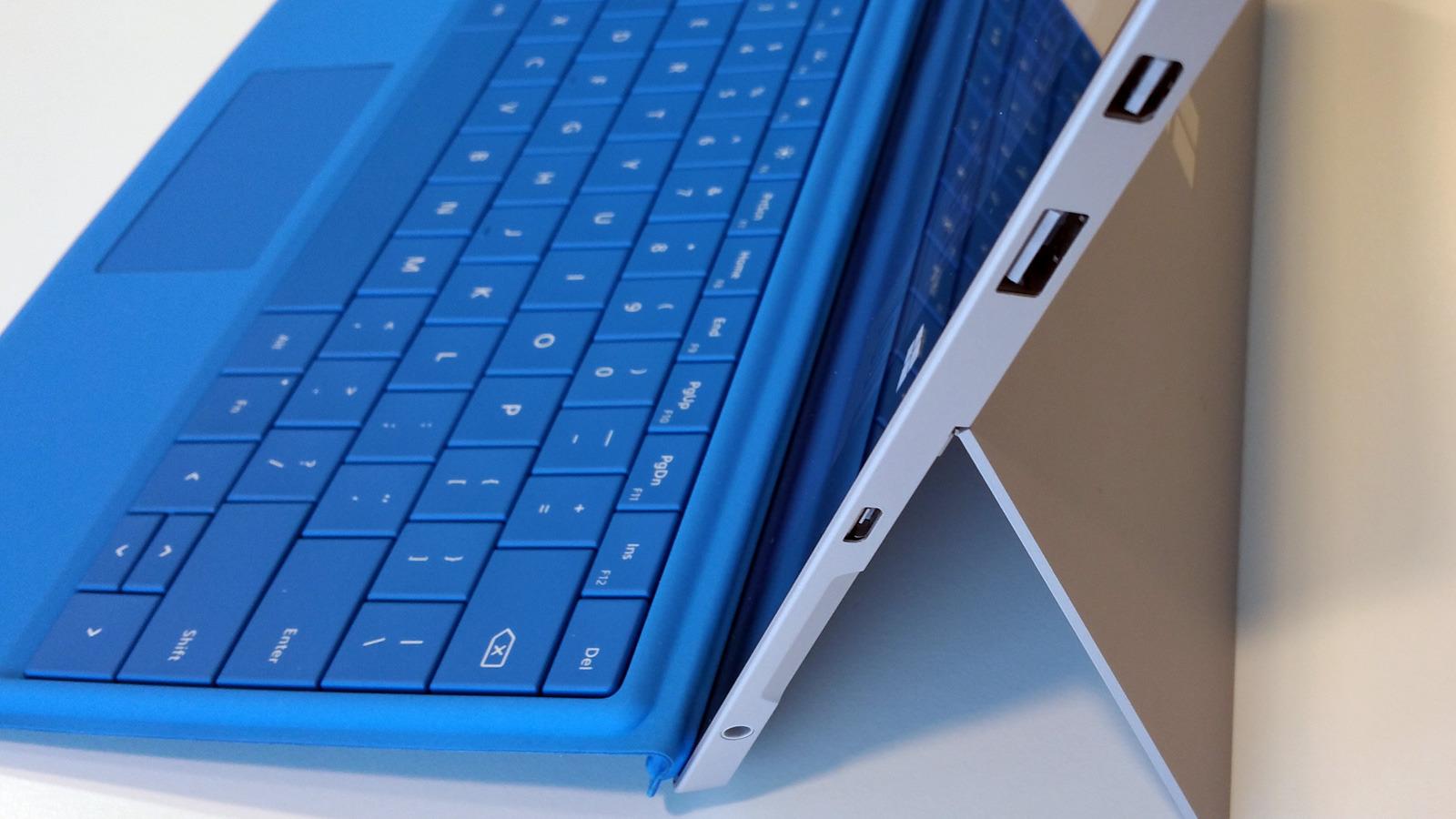 Portene sitter på høyre side av brettet. I likhet med Surface Pro 3, kan Surface 3 plasseres i en krybbe med ekstra tilkoblingsmuligheter. Legg også merke til at det nye brettet har får ladekontakt av typen Micro USB. Foto: Espen Irwing Swang, Tek.no
